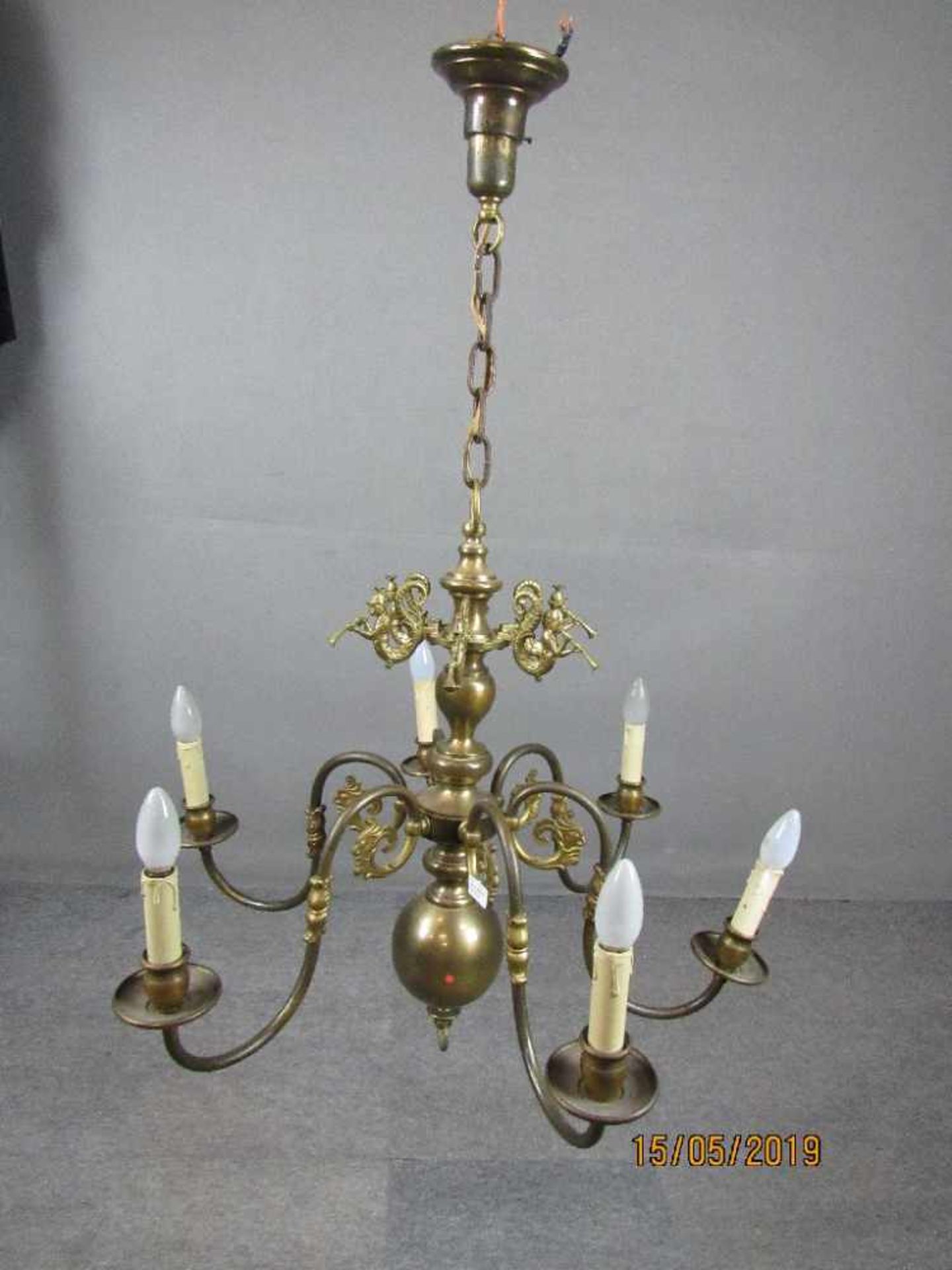 Kronleuchter Bronze sechsflammig mit Fabelwesen Applikationen Durchmesser ca.76cm