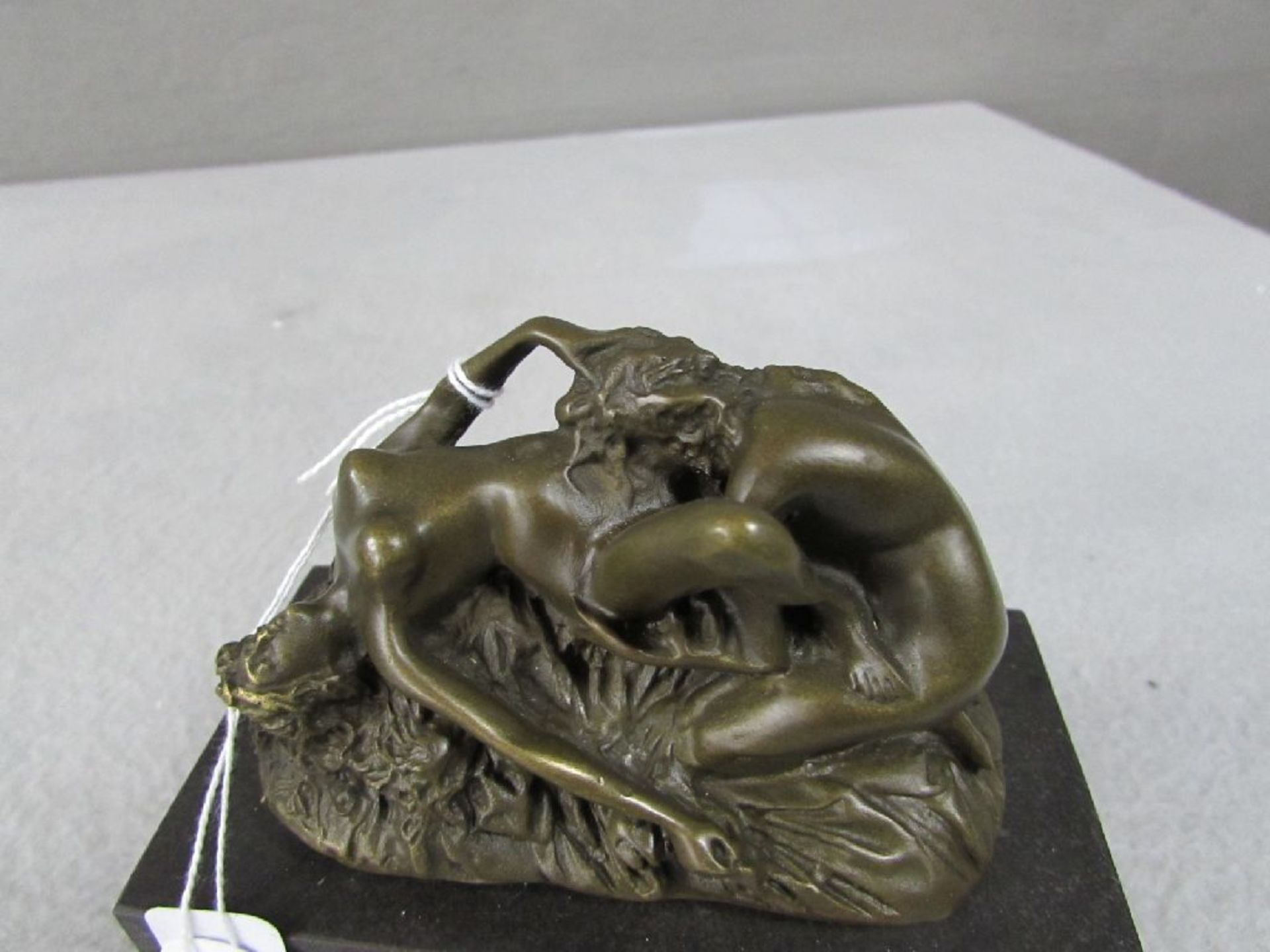 Bronzefigur 2 Damen im Liebesspiel auf Marmorplinte signiert 14 cm Höhe - Image 3 of 3
