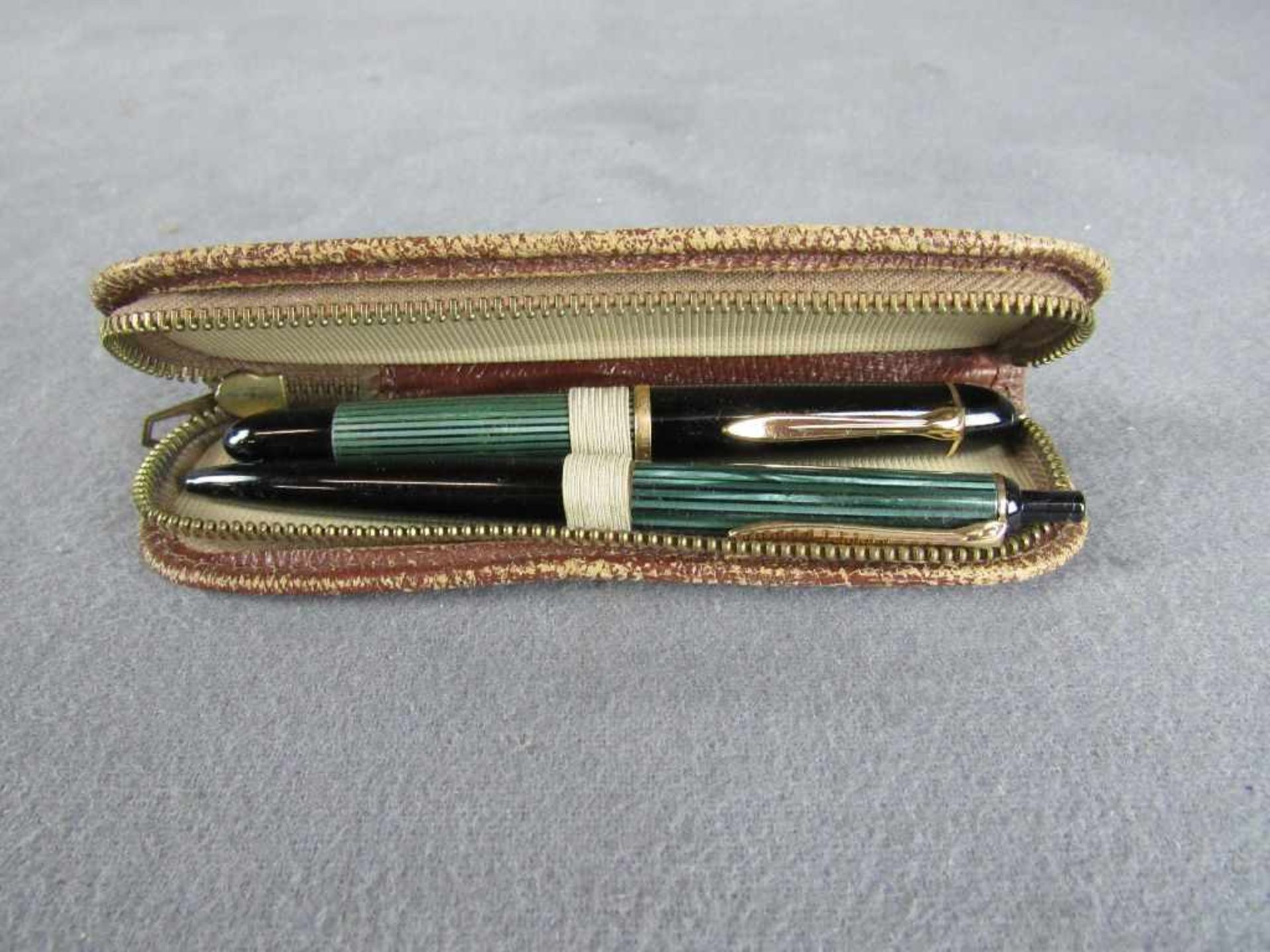 Zwei Schreibgeräte Pelikan Kolbenhubfüller,Kugelschreiber Modell 140 der Füller guter Zustand