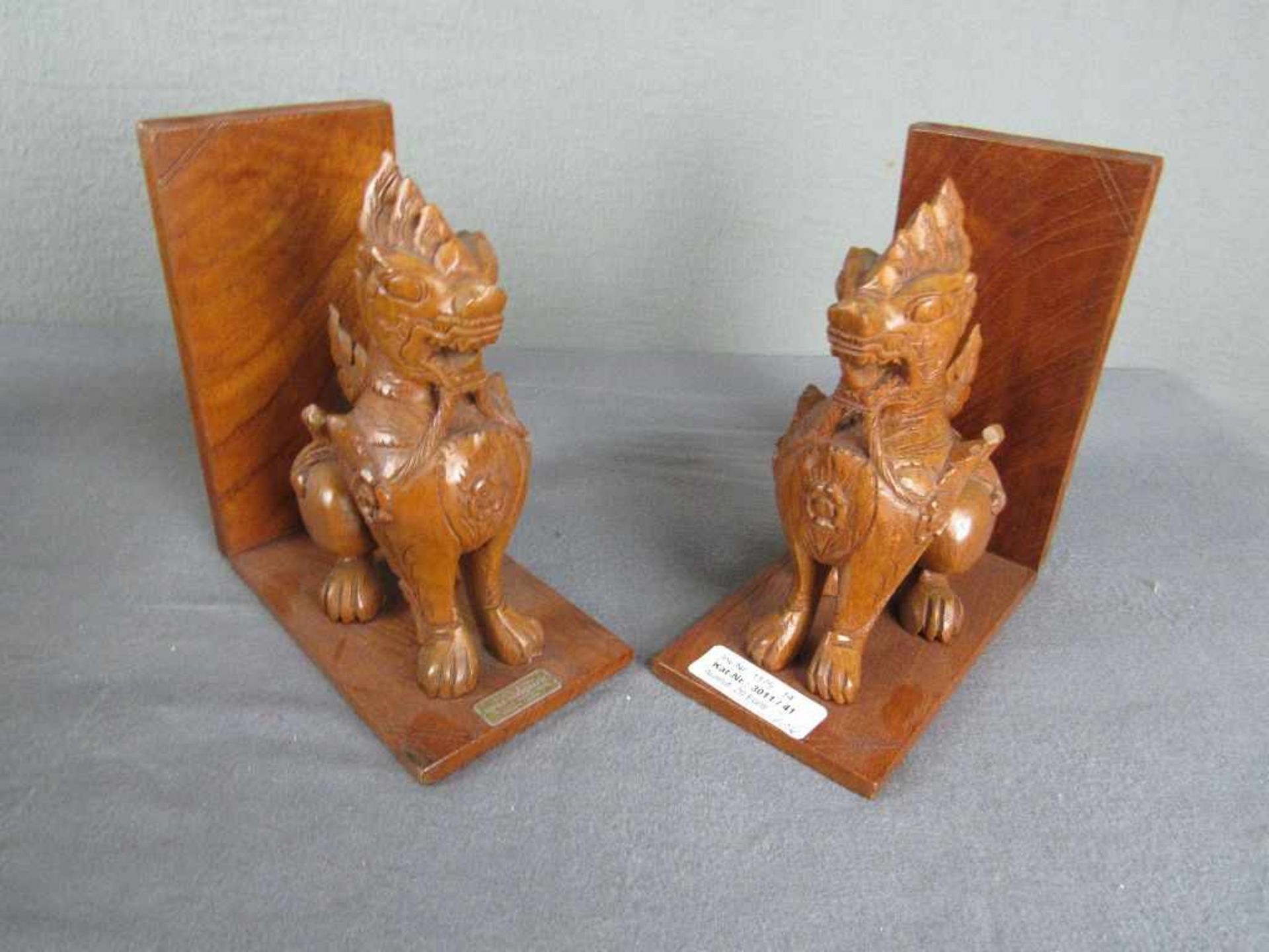 Zwei Buchstützen handgeschnitzte Tempelhunde ca.18,5cm hoch plakettiert - Bild 2 aus 2