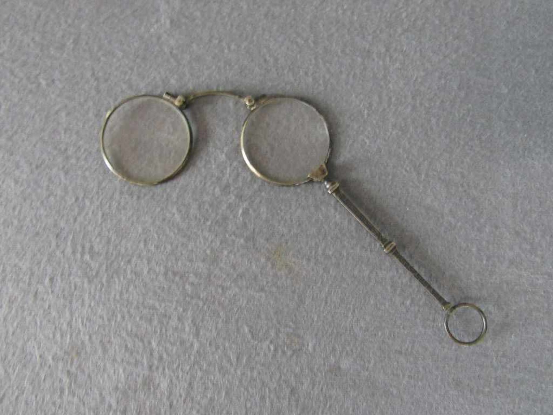 Schöne klappbare Lesebrille, mit Stiel und Anhänger, um 1900