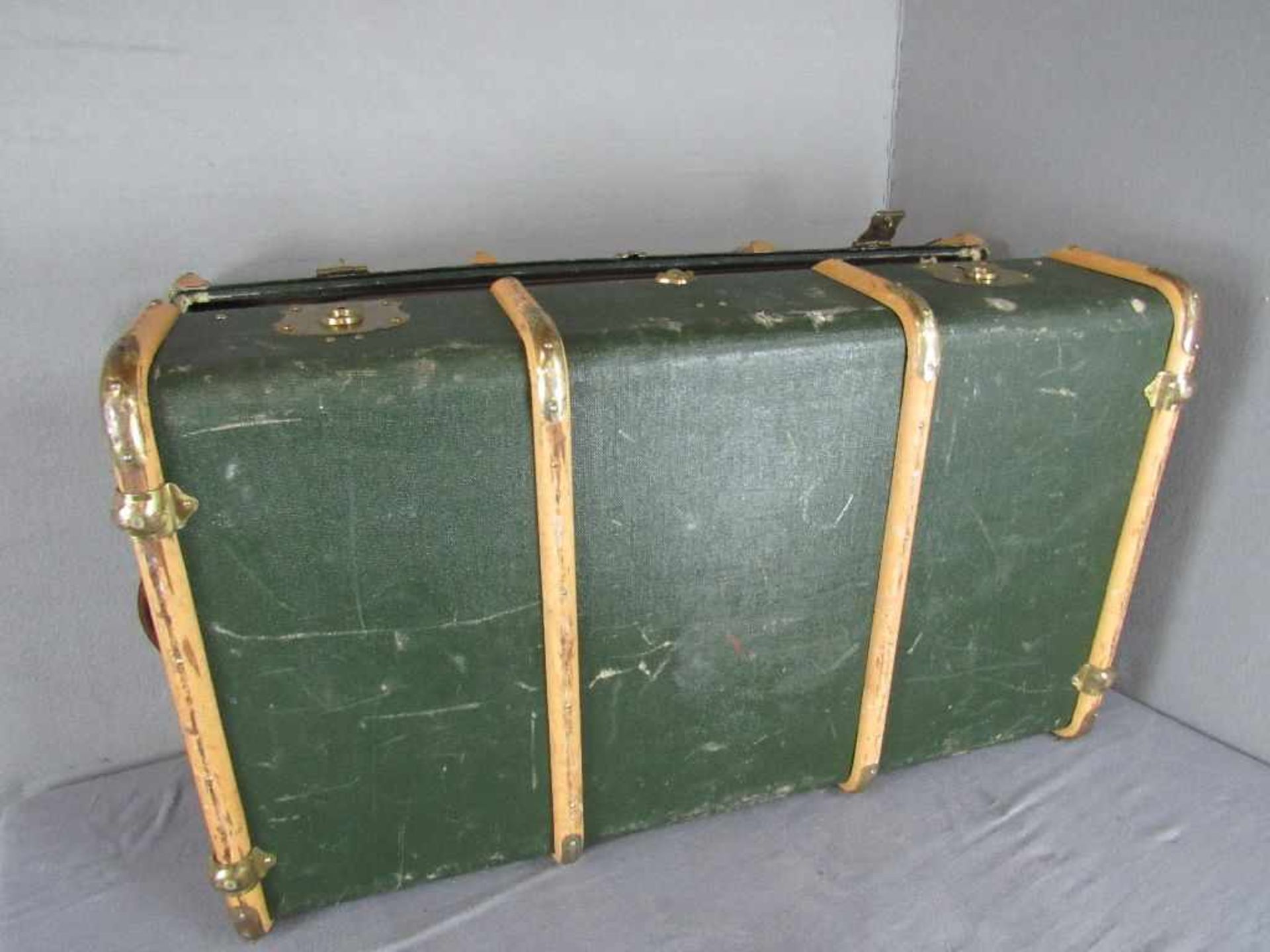 Antiker Reisekoffer holzverstärkt grün mit Messingbeschlägen ca.90x55x34cm