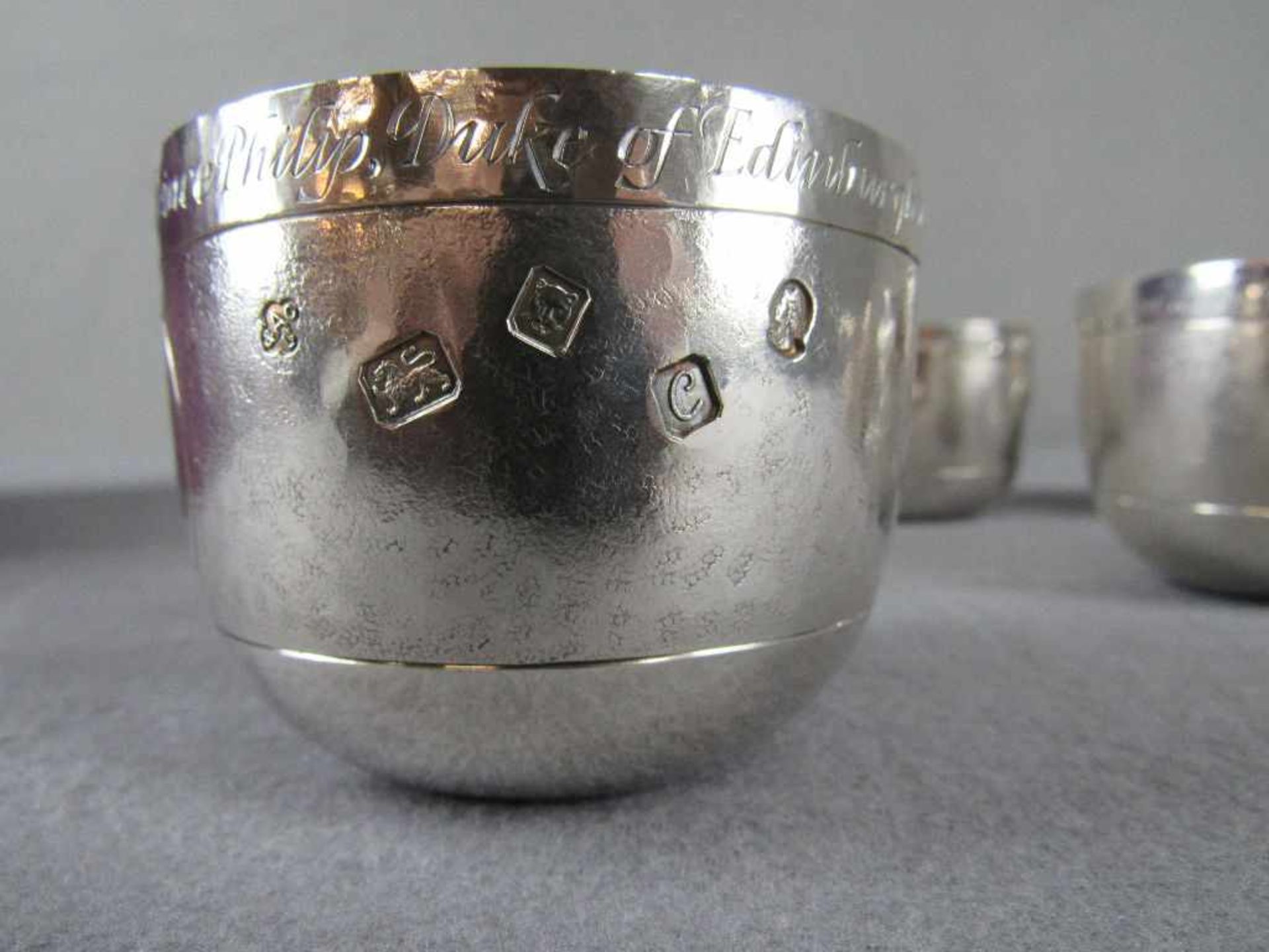 Sechs englische Becher Silber aus dem Hause Asprey London mit Königlichem Wappen zur - Image 4 of 6