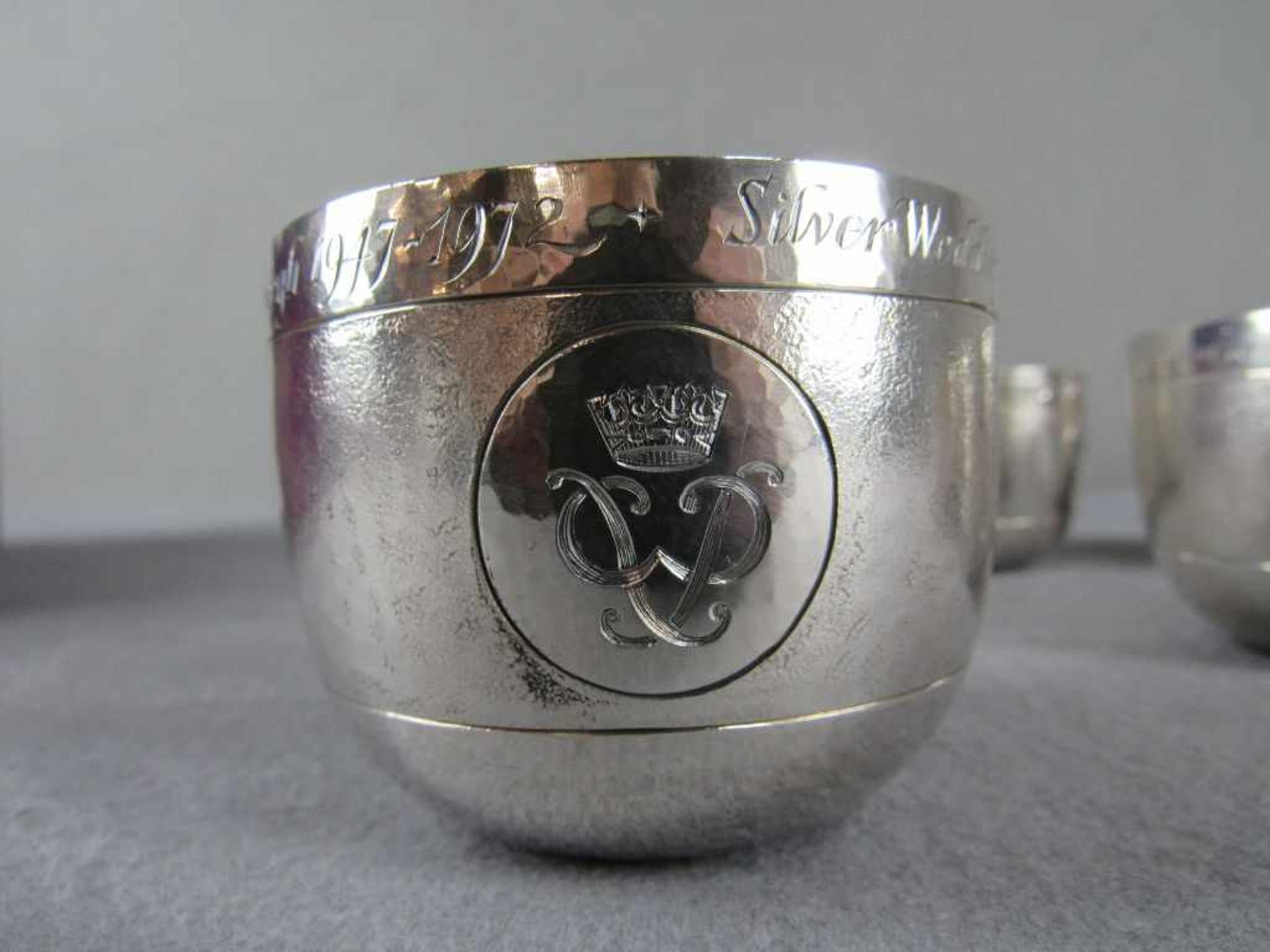 Sechs englische Becher Silber aus dem Hause Asprey London mit Königlichem Wappen zur - Image 2 of 6