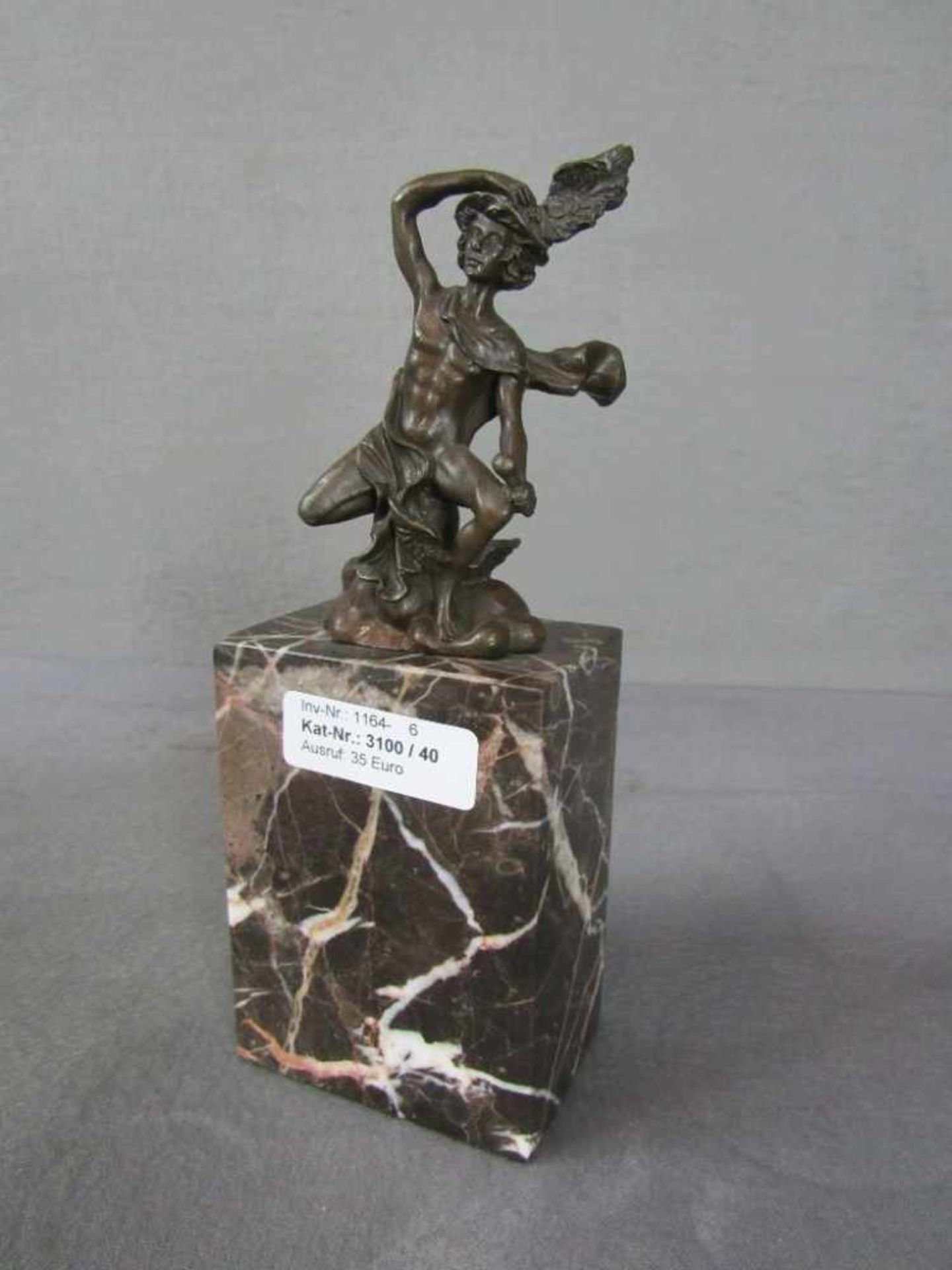 Bronzestatue auf Marmorplinte Jüngling mit Ares Signiert Höhe 23cm