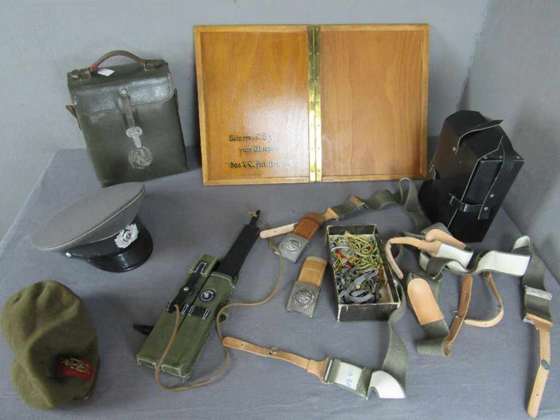 Großes Konvolut Militaria Kopfbedeckungen Taschen Üb-Magazine und anderes - Image 2 of 3