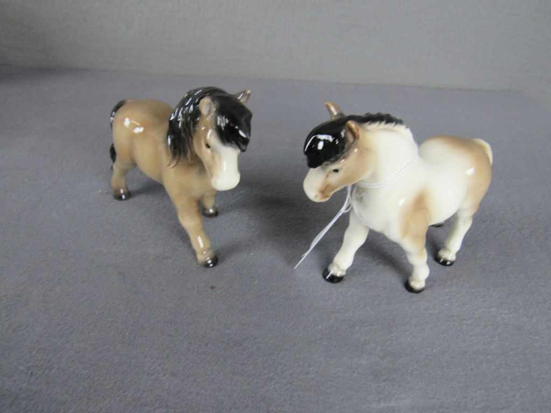 Zwei Porzellanfiguren Goebel Ponys 10,5cm hoch