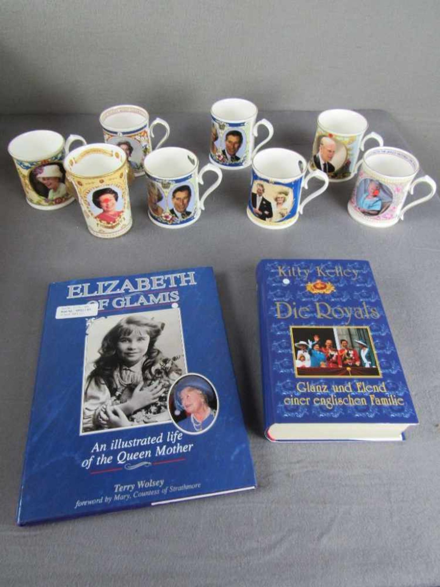 Acht Kaffeebecher + Bücher der Royals England