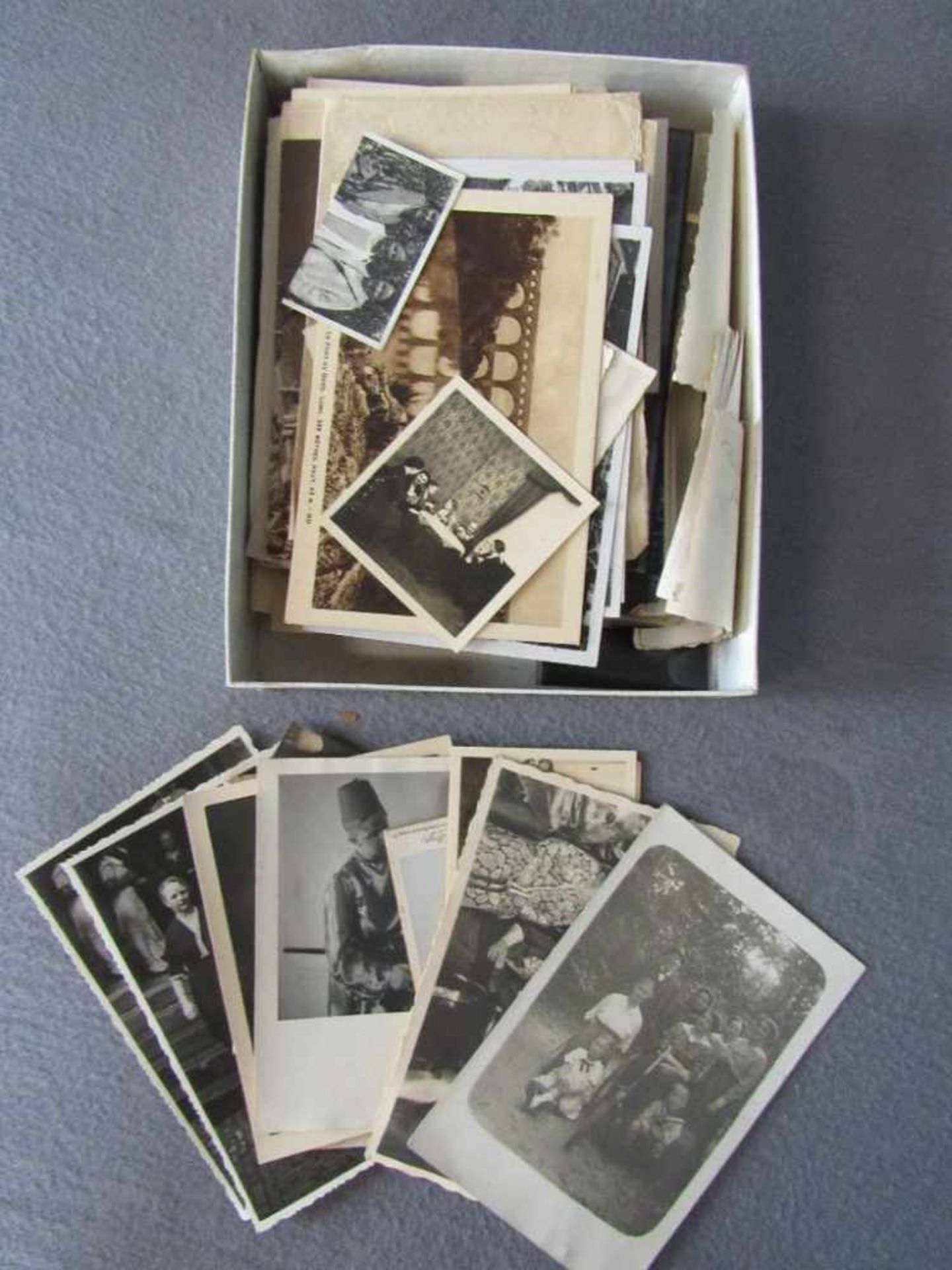 Prall gefüllte Schatulle Fotografien überwiegend Vorkrieg