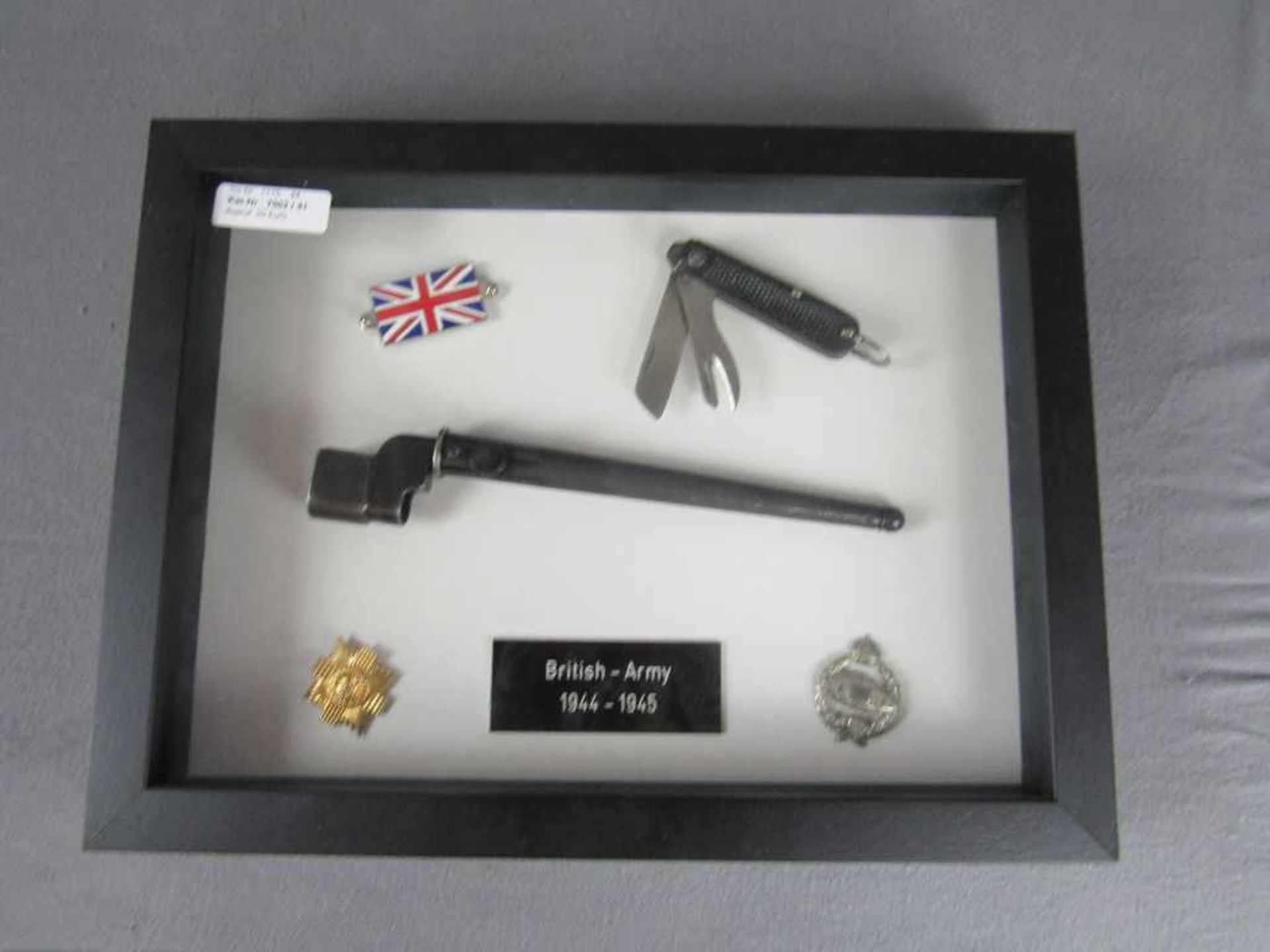 Andenkengallerie 2.WK British Army Bajonettmesser und Orden ca.40x31cm