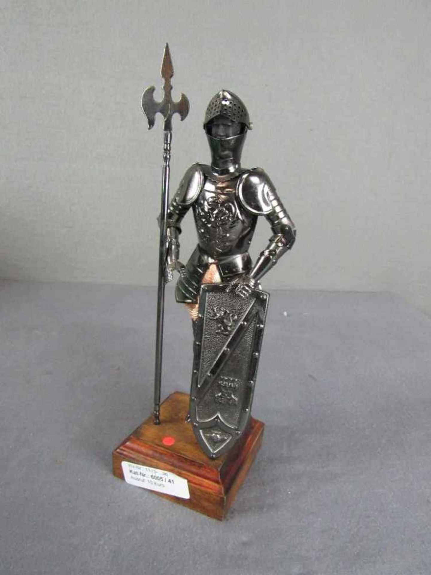 Figur Ritter auf Holzsockel 28cm hoch