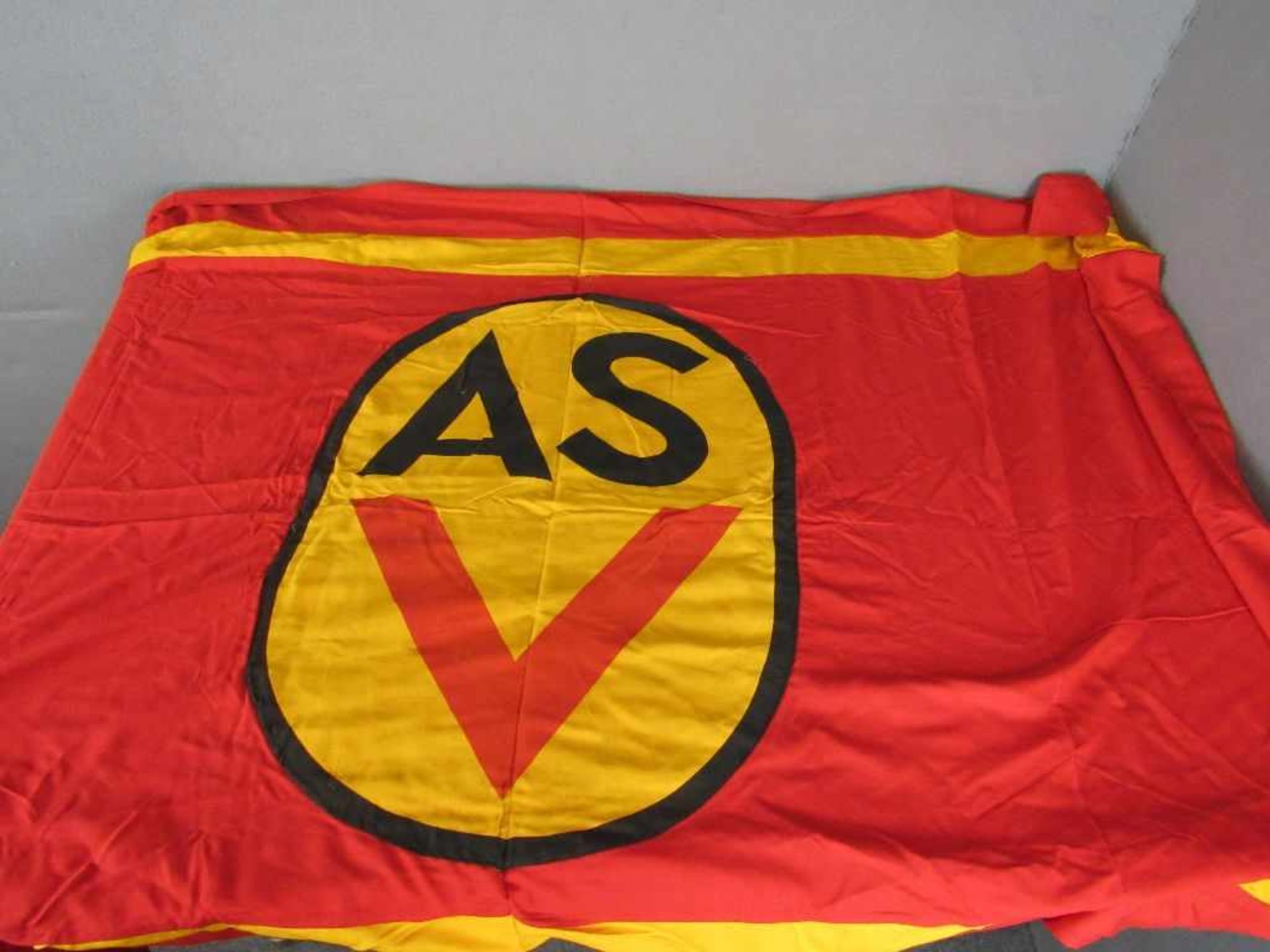 Große Militärische Fahne DDR mit VEB Etikett