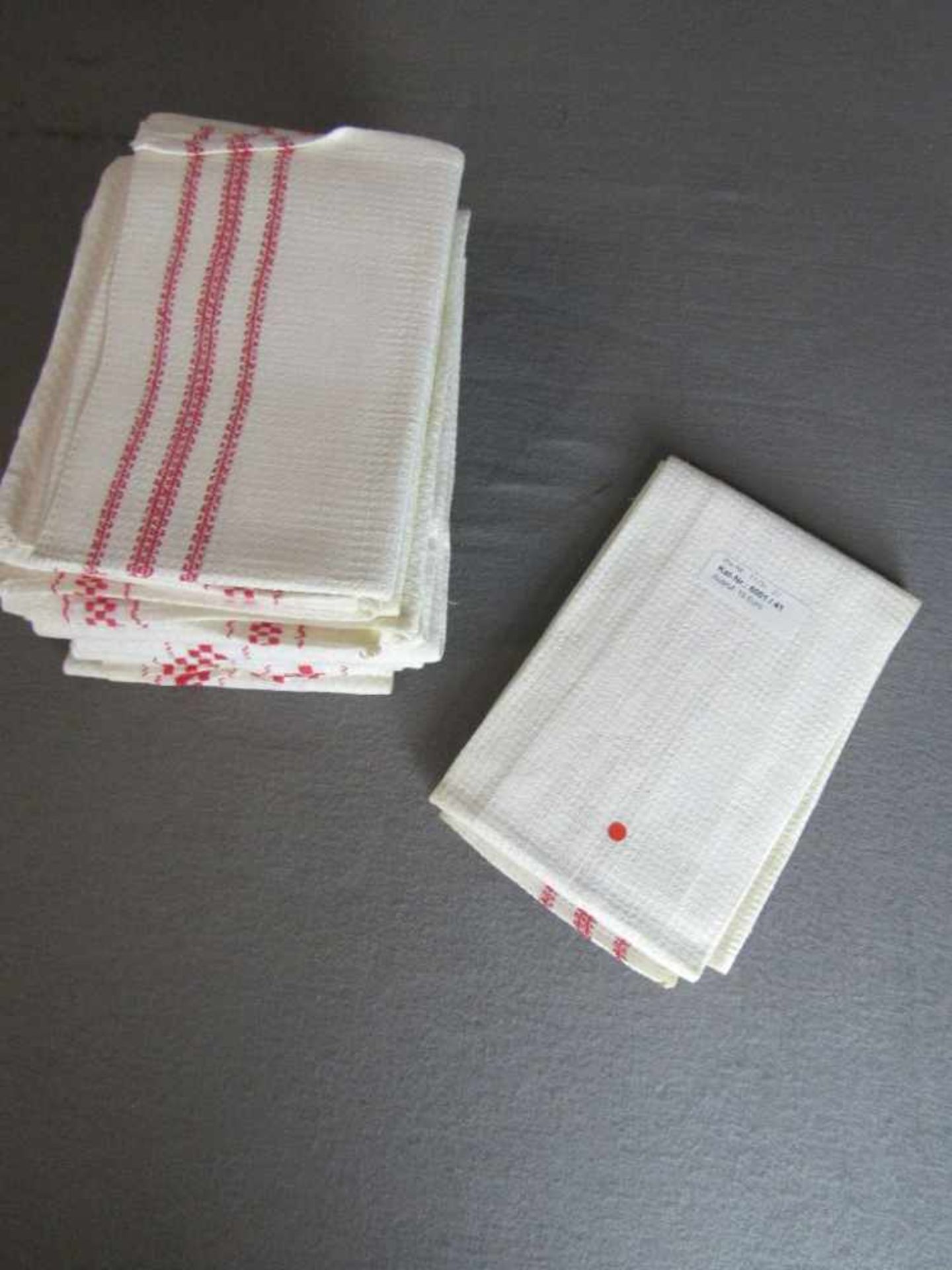 Konvolut Leinenhandtücher mit roter Bordüre