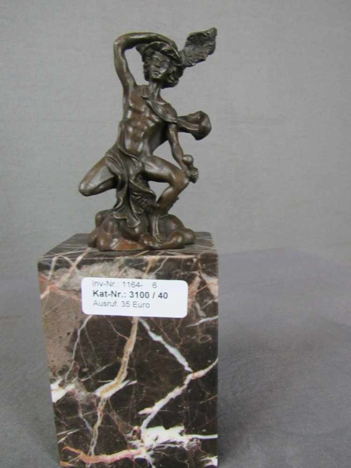 Bronzestatue auf Marmorplinte Jüngling mit Ares Signiert Höhe 23cm - Bild 2 aus 3