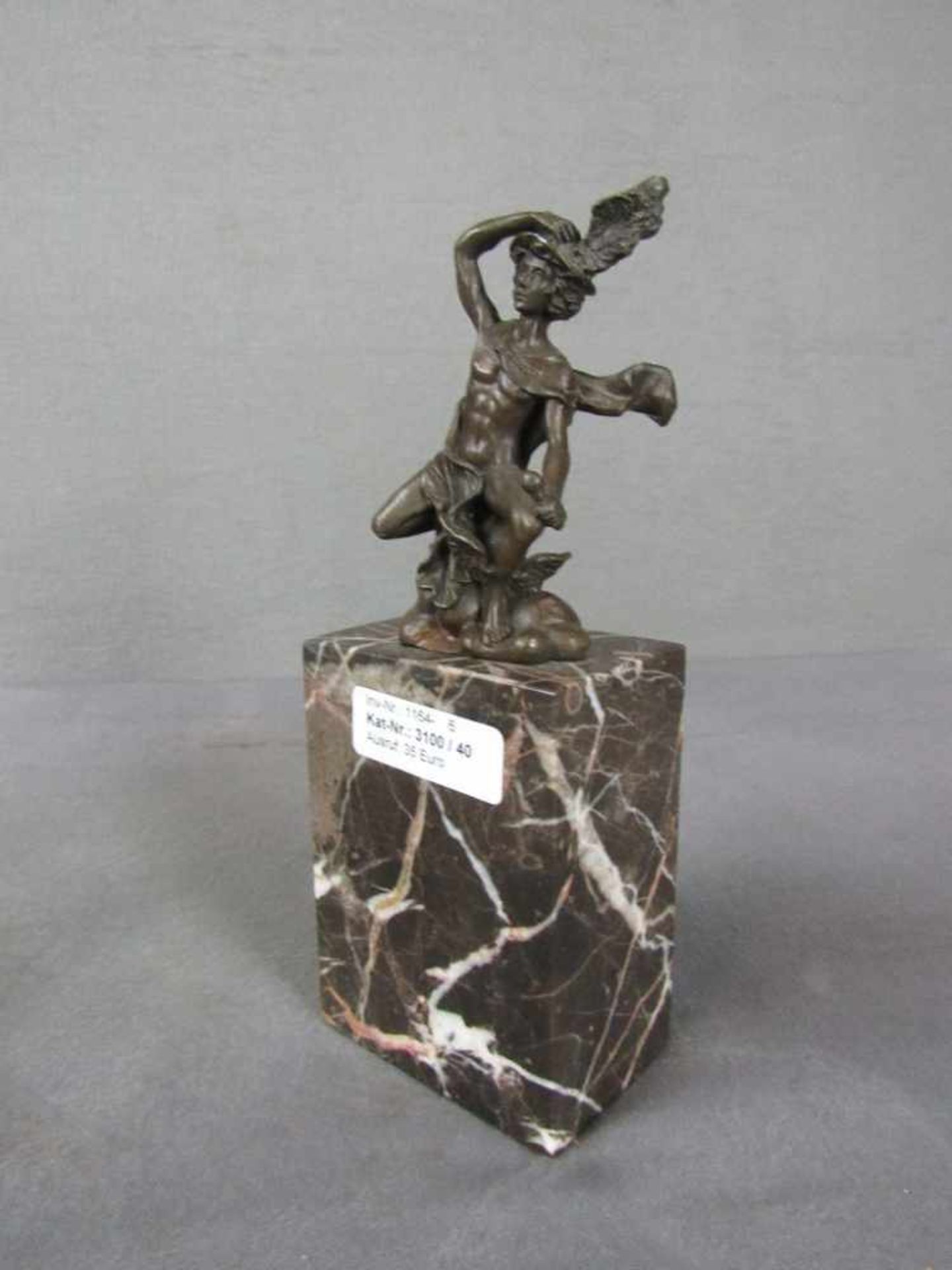 Bronzestatue auf Marmorplinte Jüngling mit Ares Signiert Höhe 23cm - Bild 3 aus 3