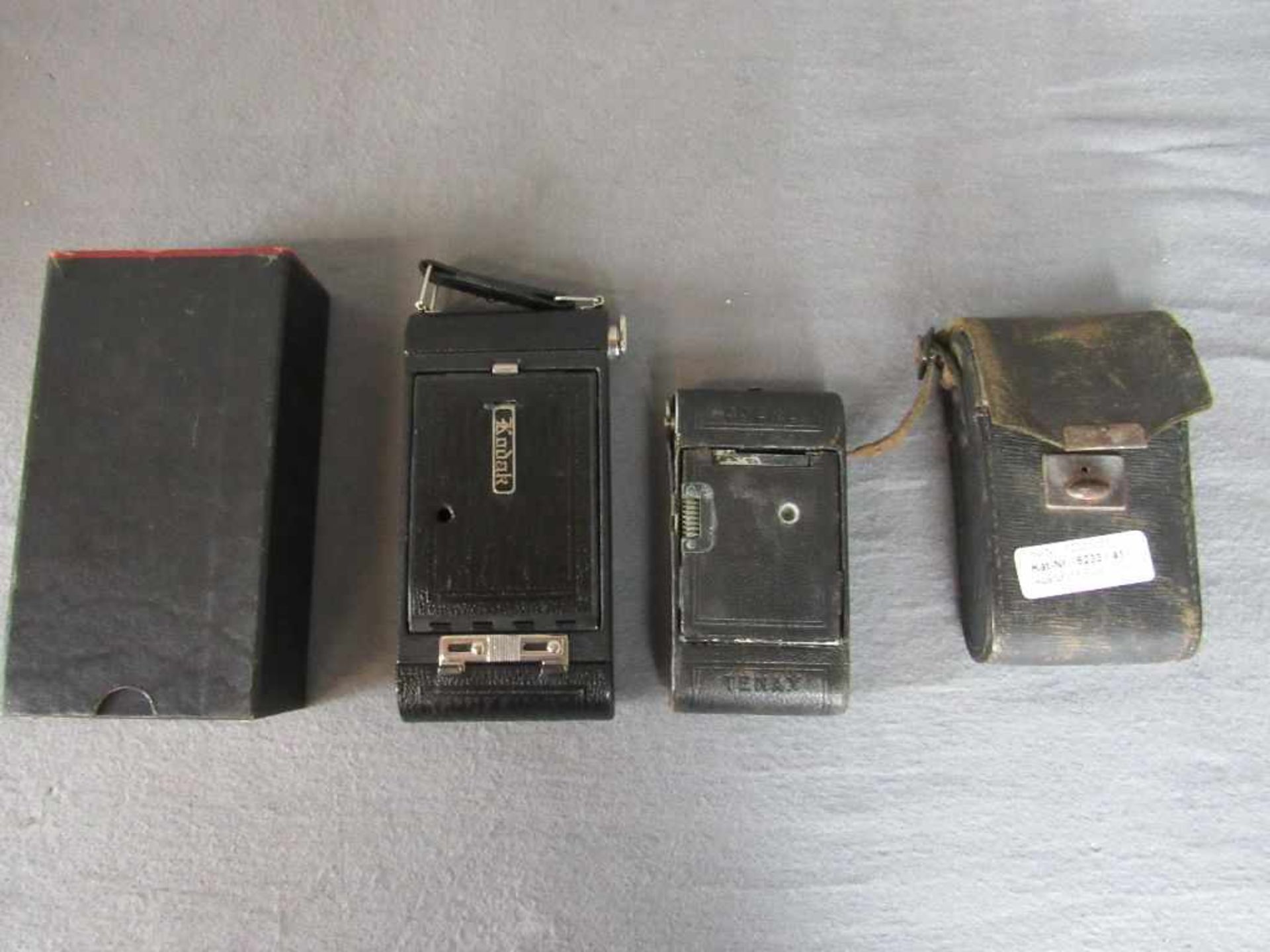 Zwei schöne Fotoapparate Kodak Poket Junior und andere