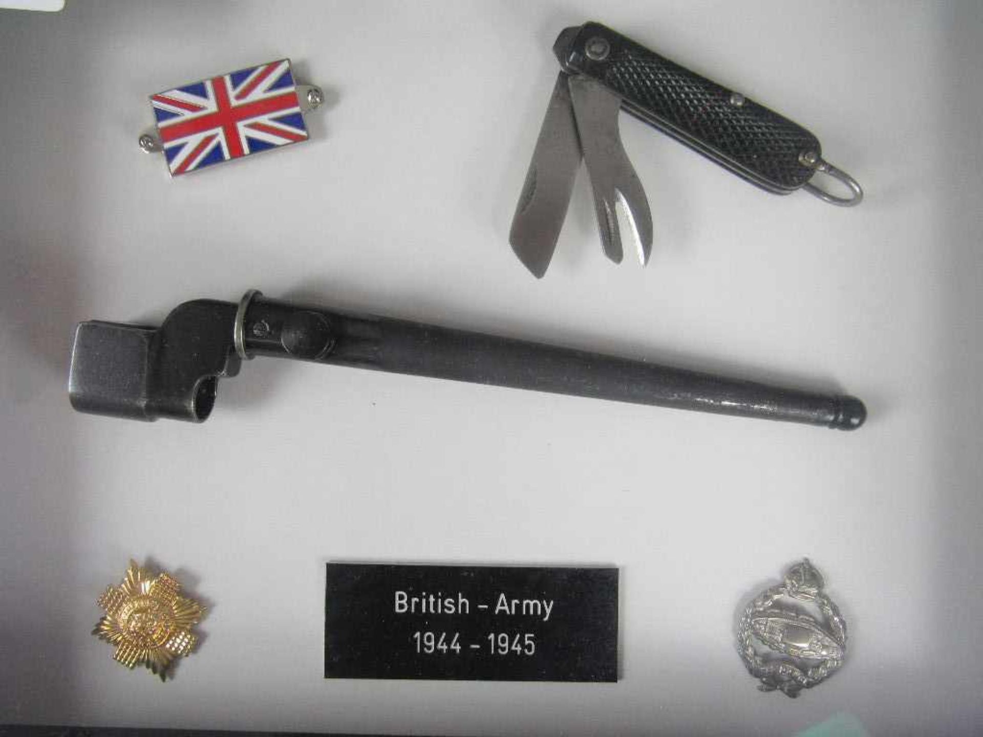 Andenkengallerie 2.WK British Army Bajonettmesser und Orden ca.40x31cm - Image 2 of 3