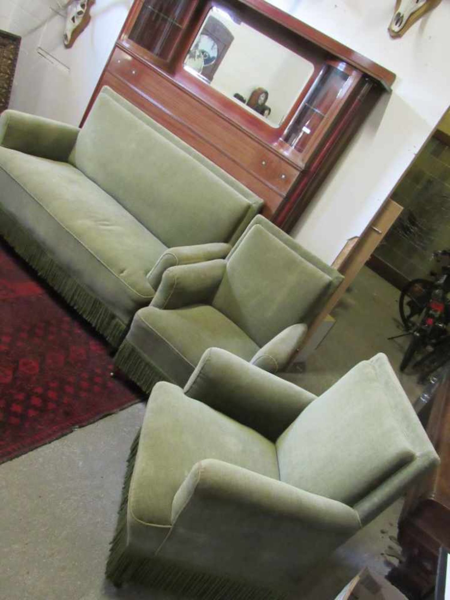 Jugendstil Sofa mit Vitrinen und Spiegelumrandung dazu noch 2 zugehörige Sessel. Sehr guter