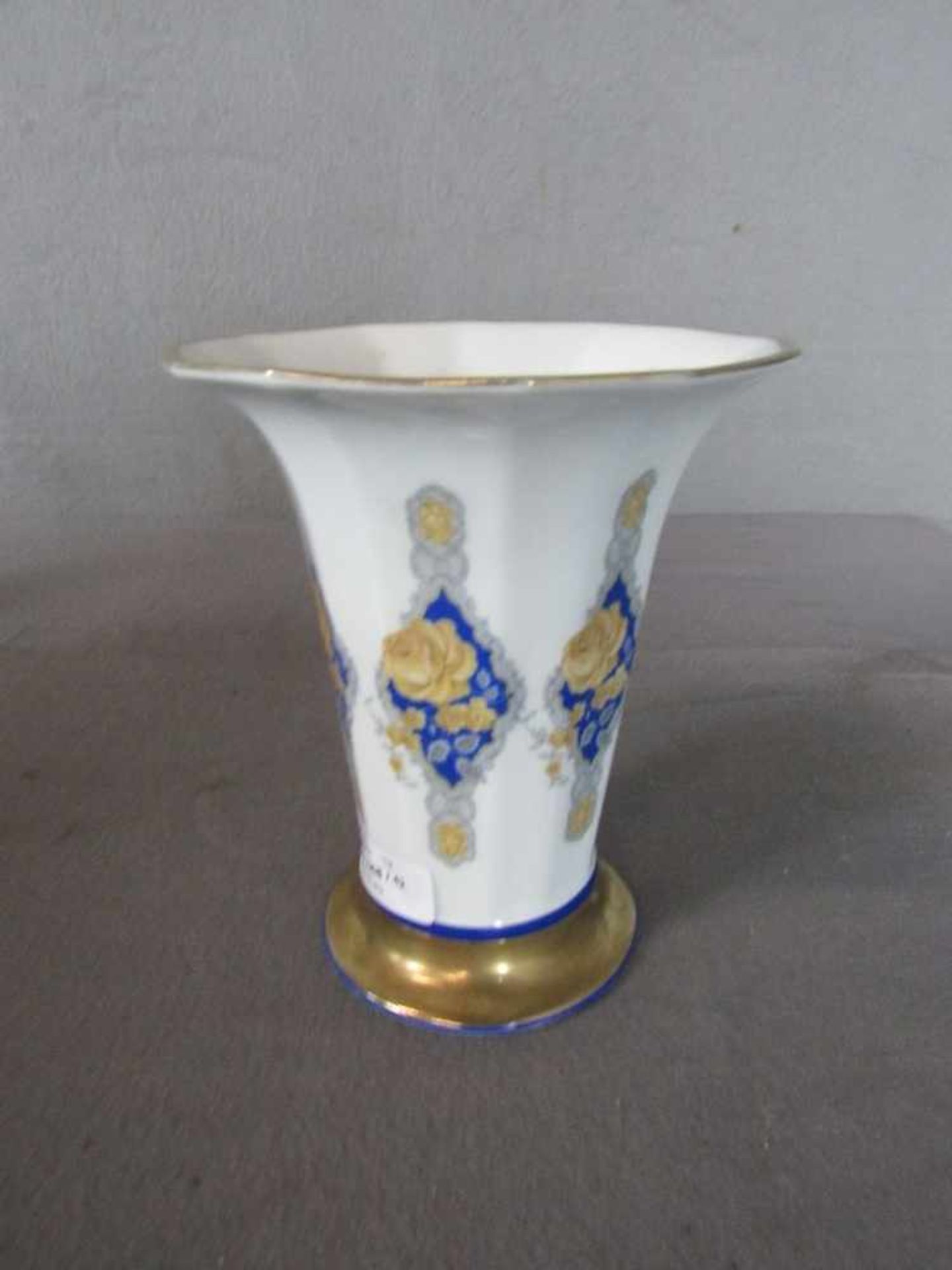 Vase mit Rosendekor Porzellan- - -20.00 % buyer's premium on the hammer price19.00 % VAT on buyer'