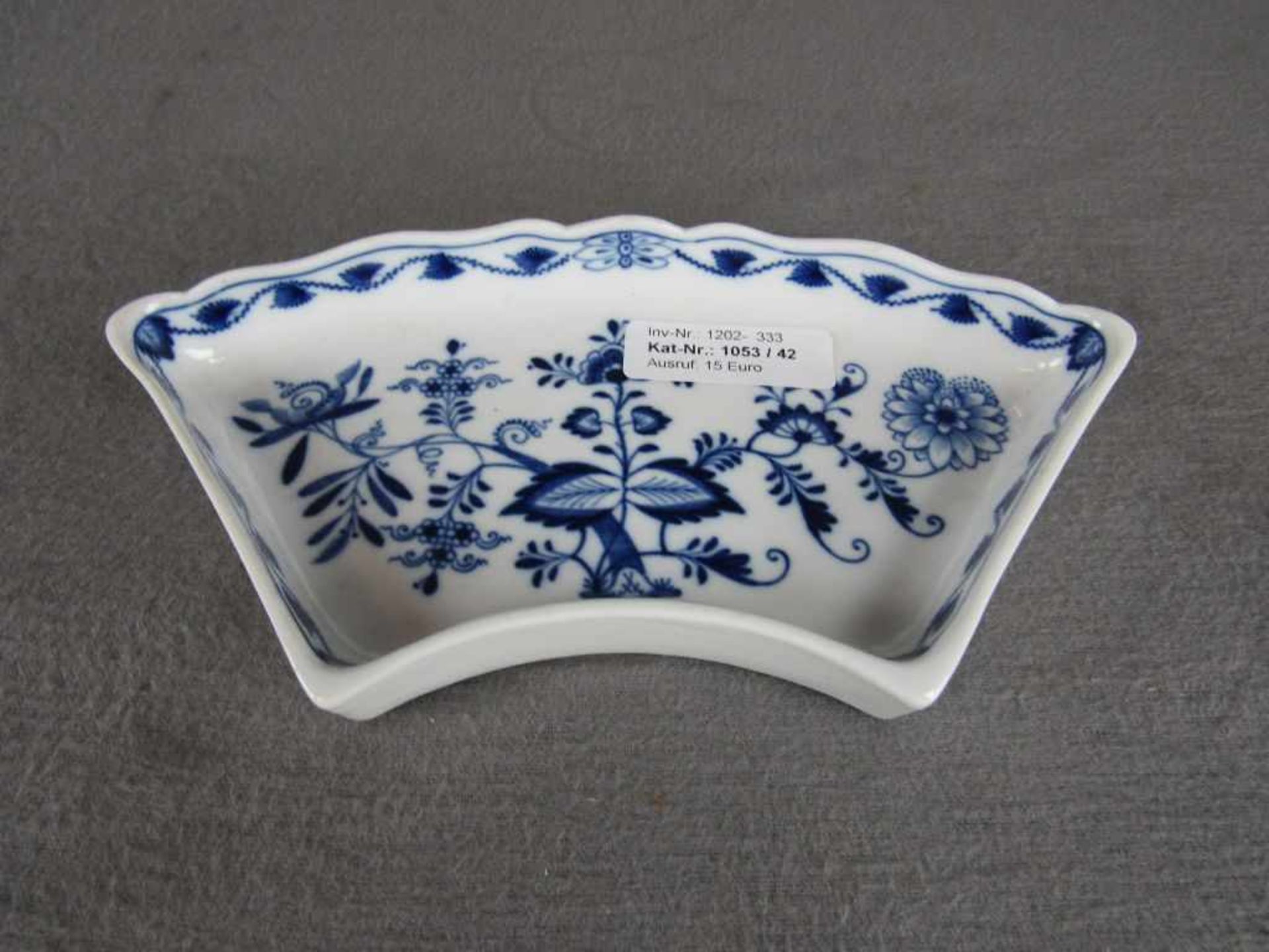 Kleine Schale Meissen Schwertermarke 22,5cm Zwiebelmuster- - -20.00 % buyer's premium on the