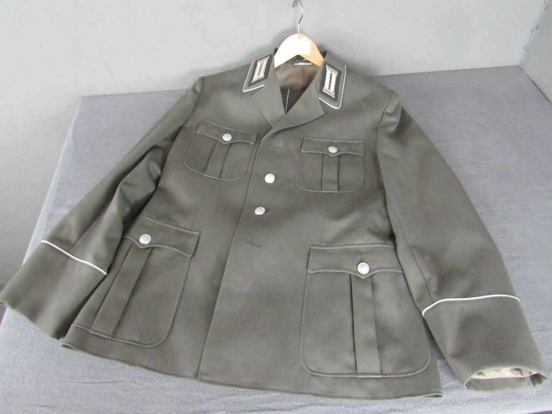 Uniform NVA- - -20.00 % buyer's premium on the hammer price19.00 % VAT on buyer's premium