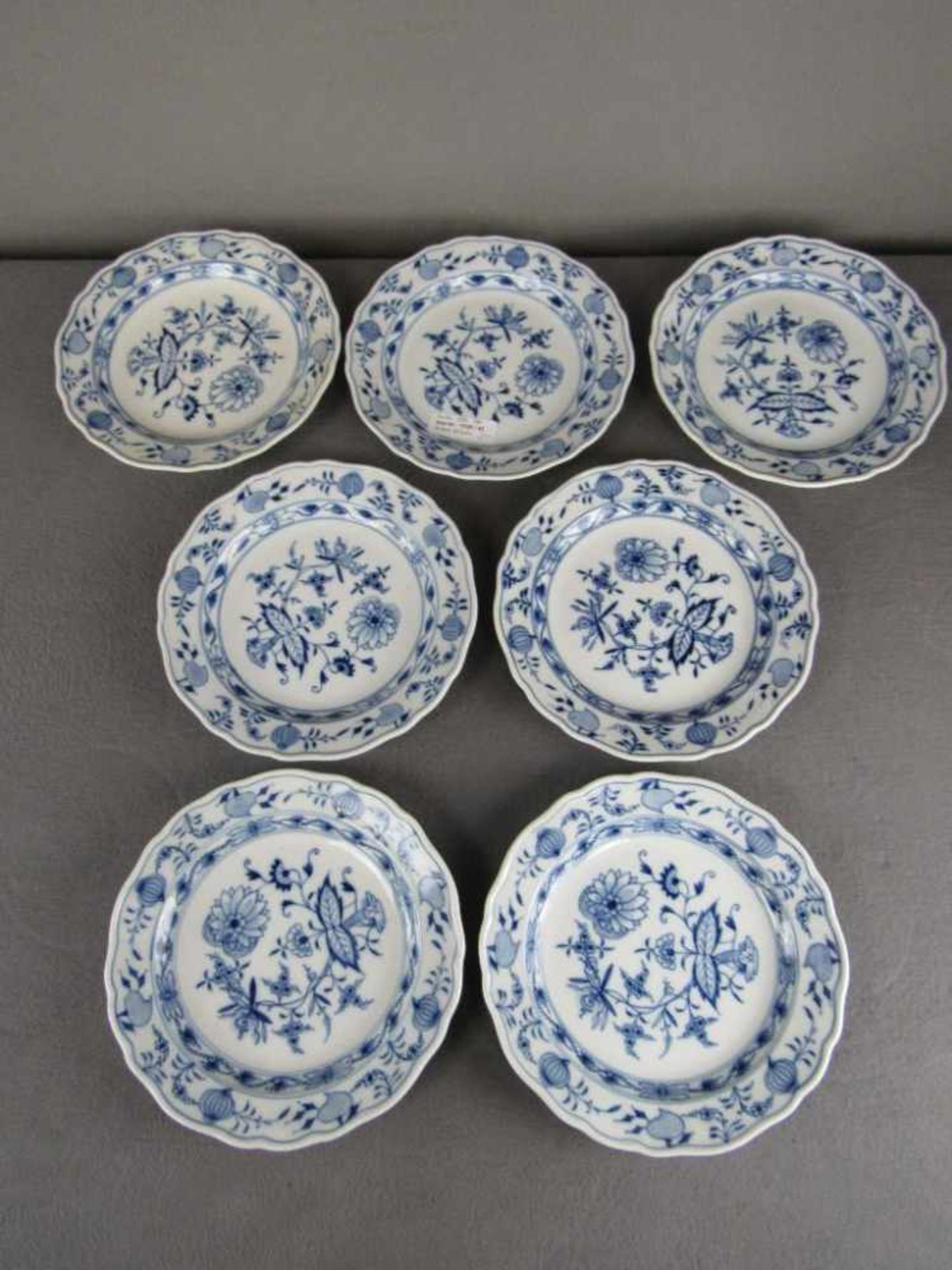 Meissen Schwertermarke Zwiebelmuster Teller Durchmesser 21cm 7 Stück- - -20.00 % buyer's premium