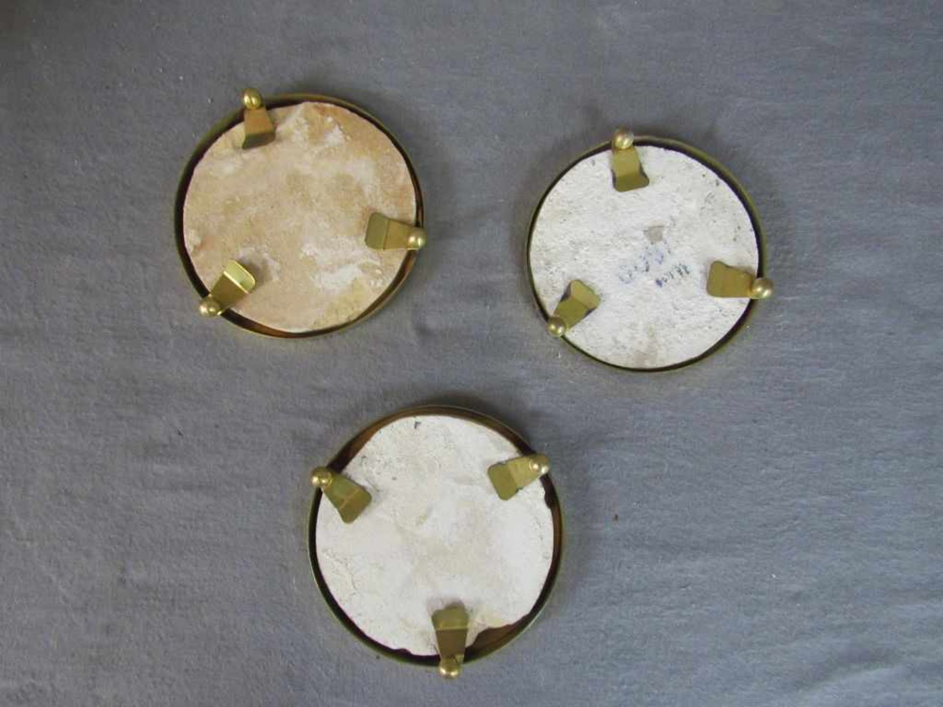 Drei Untersetzer aus antiken Fliesen Durchmesser 12cm- - -20.00 % buyer's premium on the hammer - Image 2 of 2