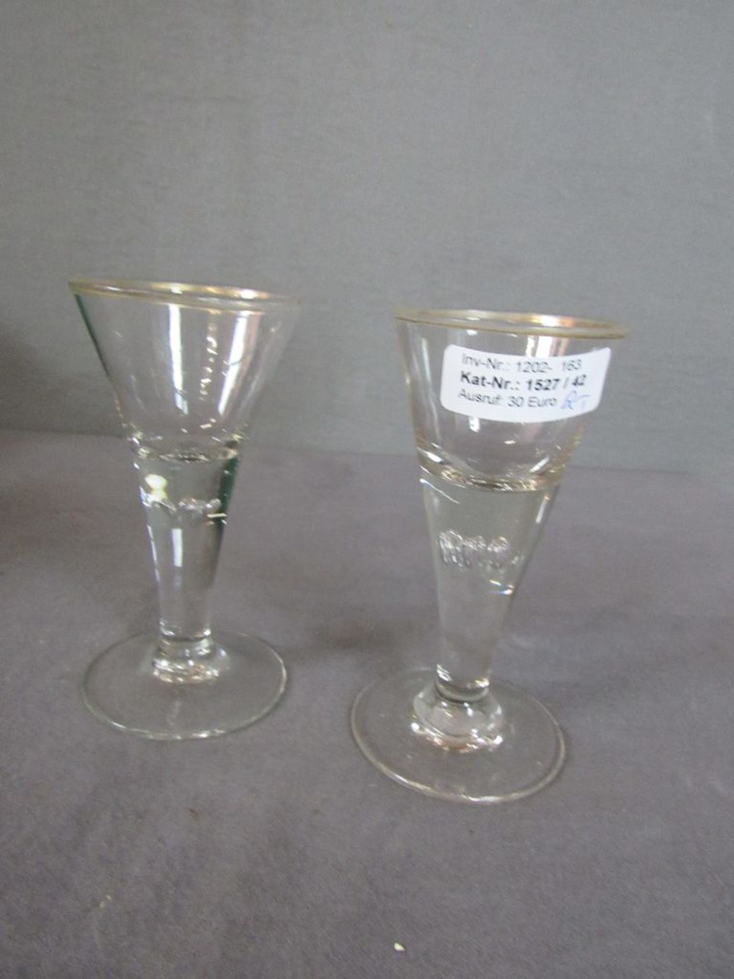 Zwei antike Gläser Lufteinschlüße 15cm hoch- - -20.00 % buyer's premium on the hammer price19.00 %