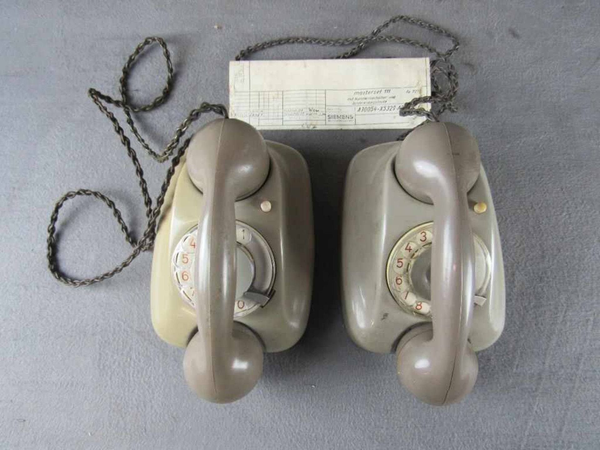 Zwei Telefone Siemens 1x mit original Karton- - -20.00 % buyer's premium on the hammer price19.