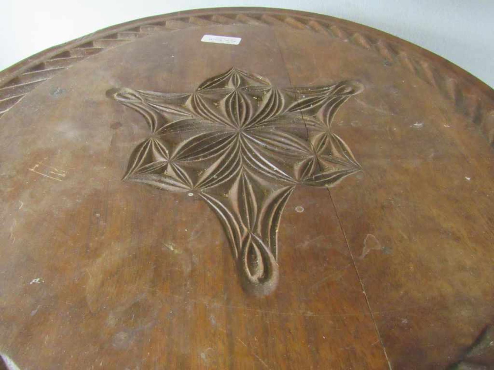 Antiker Tisch naturalistisch geschnitzte Platte steht auf Baumscheibe Kolonialstil 62cm Durchmesser- - Bild 4 aus 4