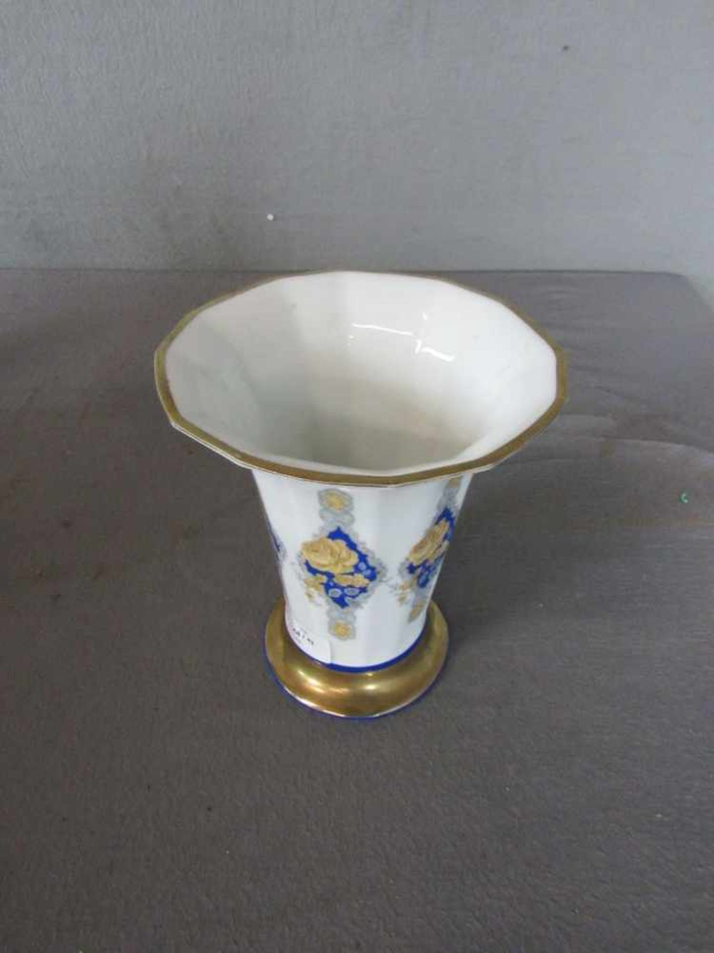 Vase mit Rosendekor Porzellan- - -20.00 % buyer's premium on the hammer price19.00 % VAT on buyer' - Bild 2 aus 3
