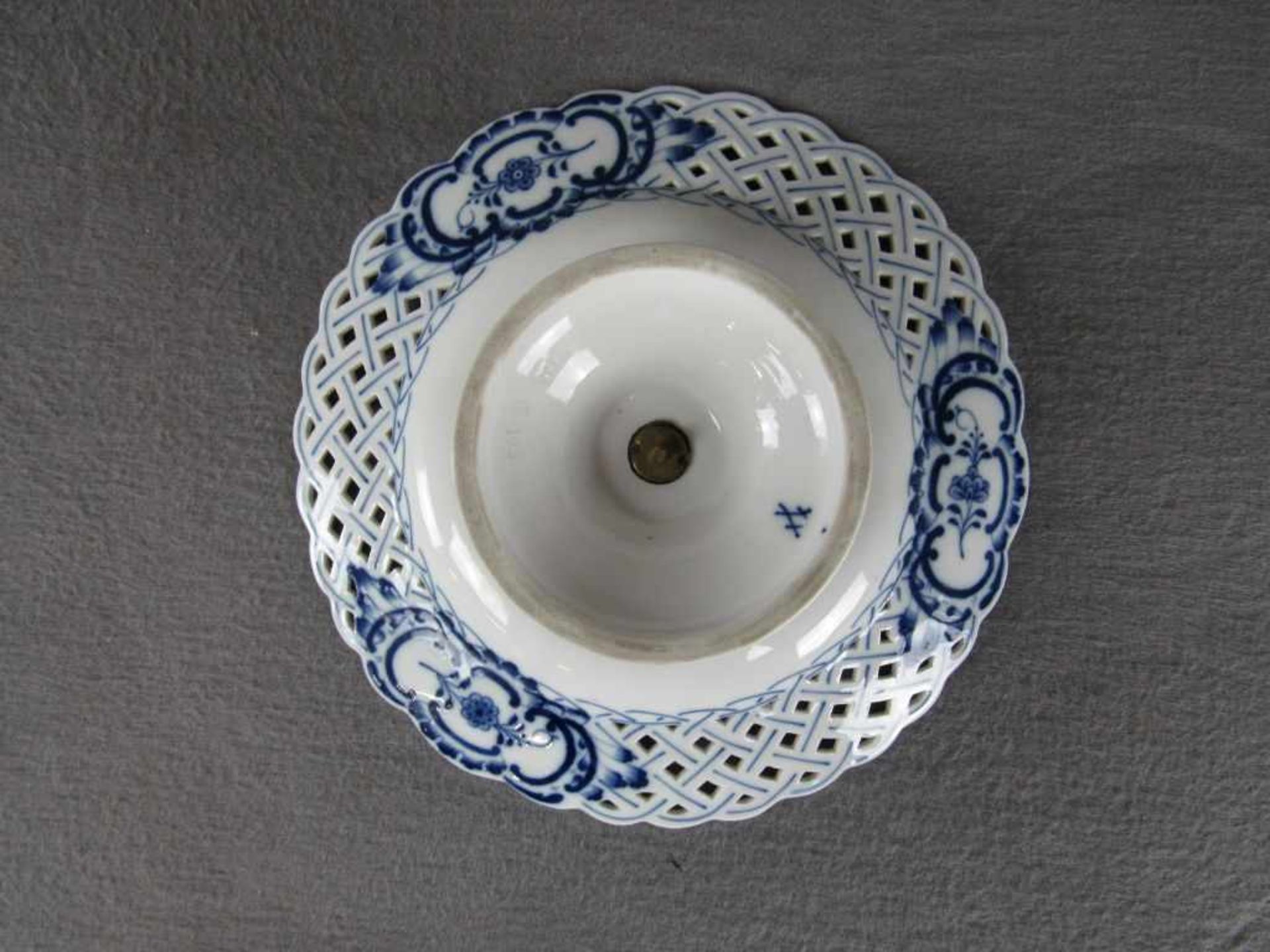 Anbietteller auf Fuß Meissen Schwertermarke Durchmesser:21cm- - -20.00 % buyer's premium on the - Bild 4 aus 4