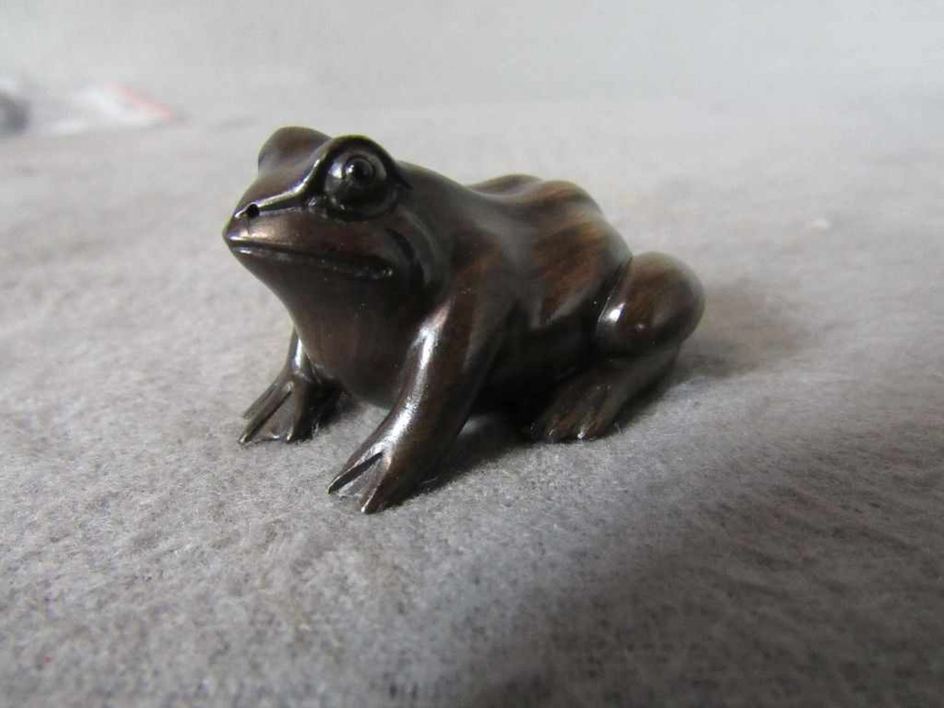 Netsuke Buchsbaum hier: Frosch- - -20.00 % buyer's premium on the hammer price19.00 % VAT on buyer's