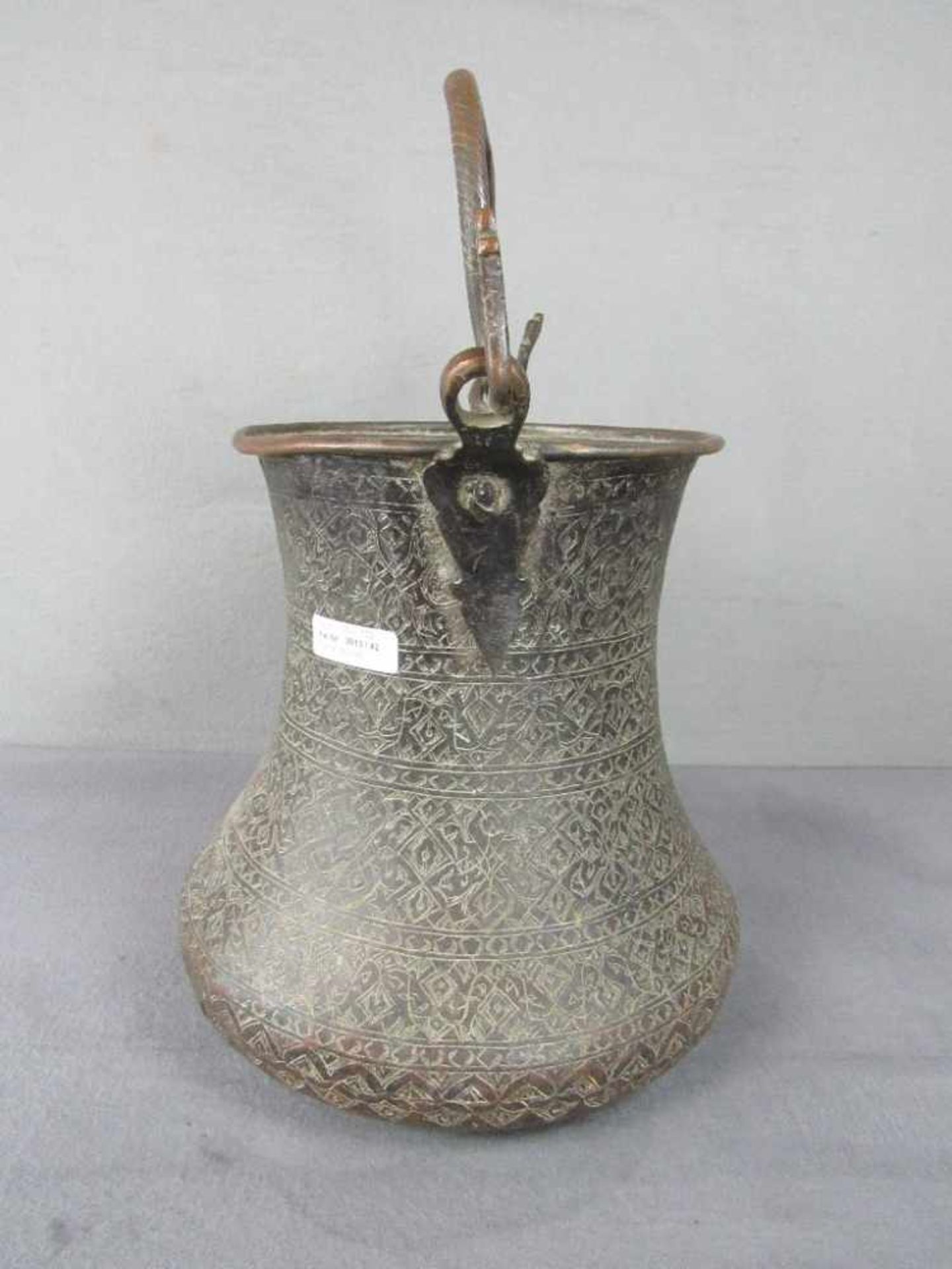 Henkeleimer Asiatisch handgetriebenes Kupfer mit Ziselierung um 1800 Handhabe in Schlangenform - Bild 2 aus 6