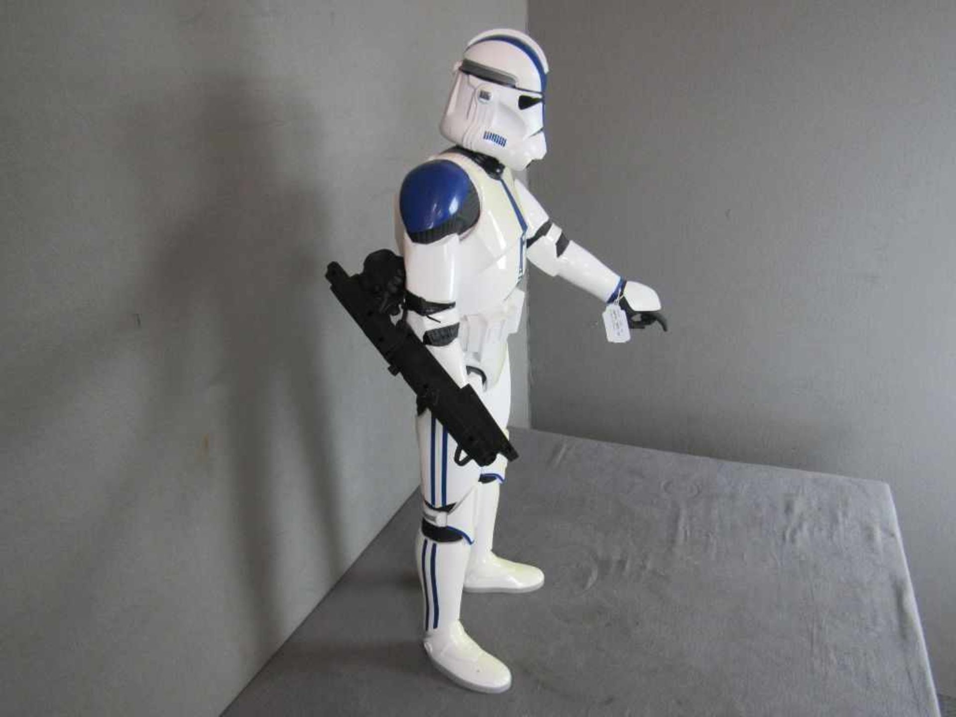 Star Wars Storm Trooper Hand gebrochen aber anbei 78cm hoch- - -20.00 % buyer's premium on the - Bild 2 aus 4