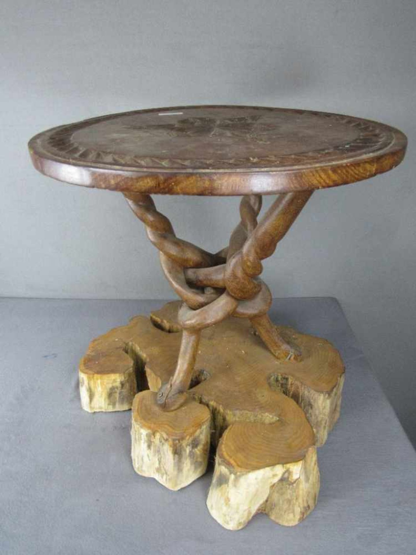 Antiker Tisch naturalistisch geschnitzte Platte steht auf Baumscheibe Kolonialstil 62cm Durchmesser- - Bild 2 aus 4