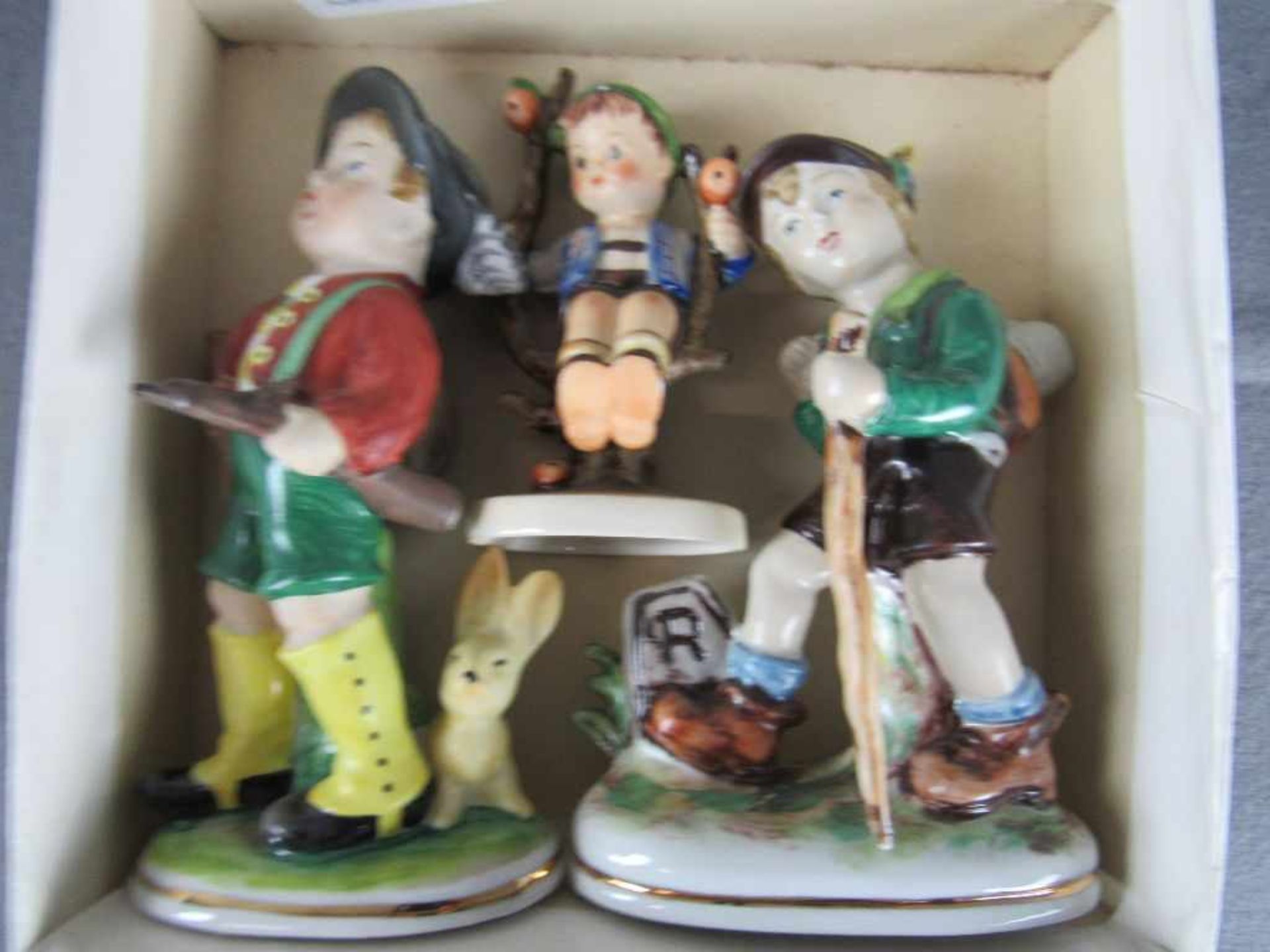 Konvolut drei Porzellanfiguren unter anderem Hummel Thüringen- - -20.00 % buyer's premium on the