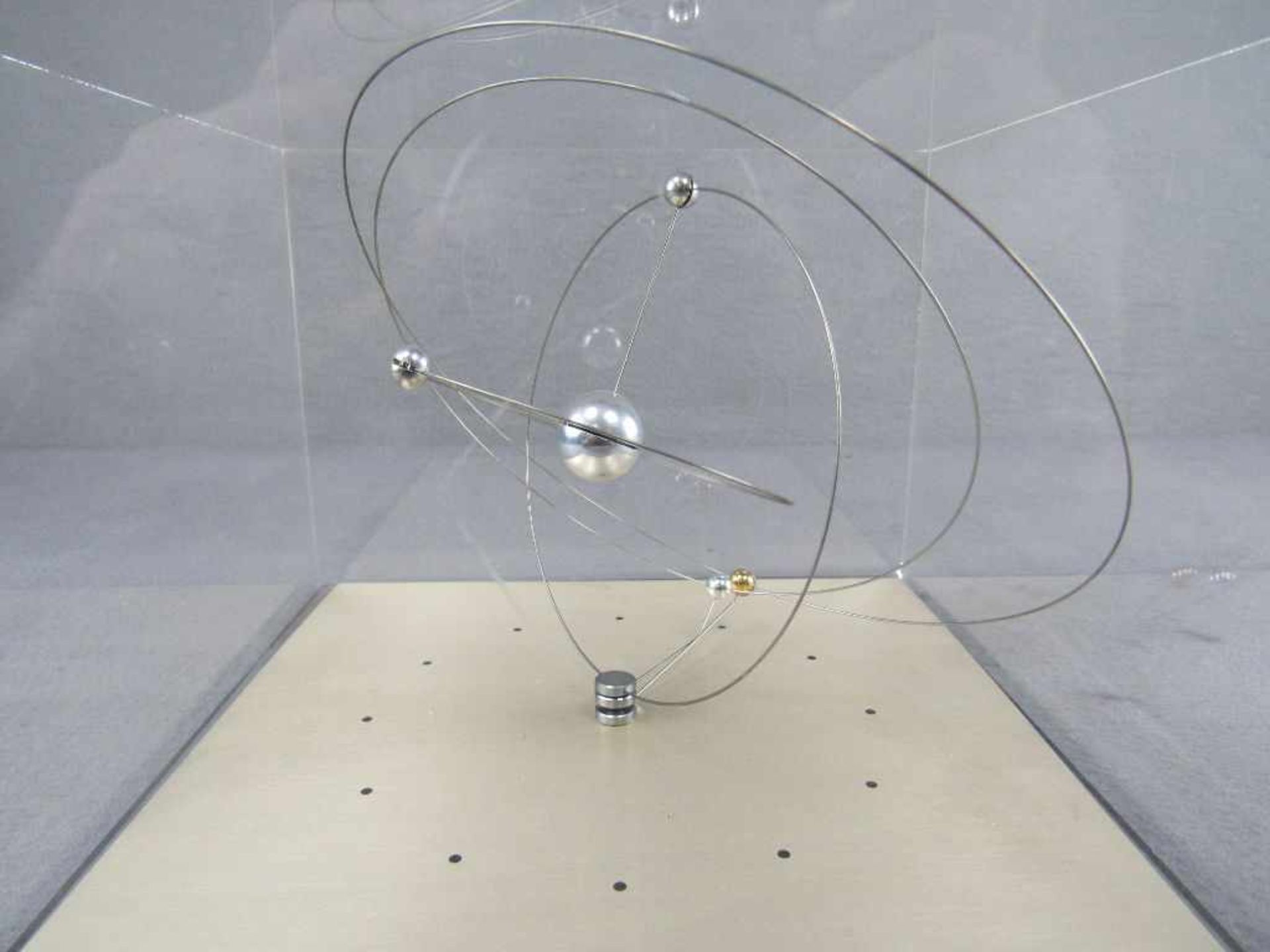 Designertischuhr Planetenuhr Lorenz Action Art Quarzgesteuert unter Plexiglashaube 70er Jahre - Bild 2 aus 3