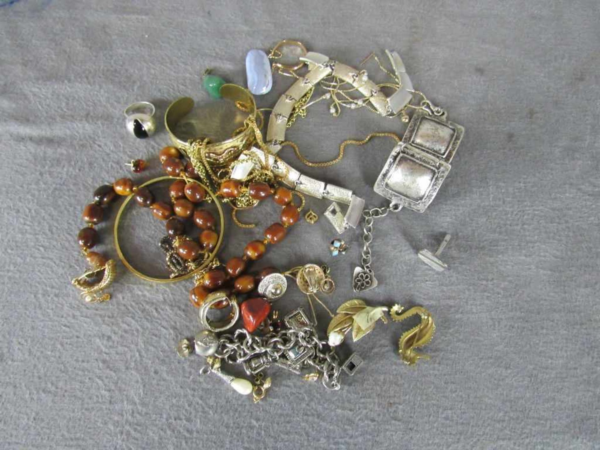 Konvolut Schmuck unsortiert und ungeprüft teilweise gepunzt- - -20.00 % buyer's premium on the