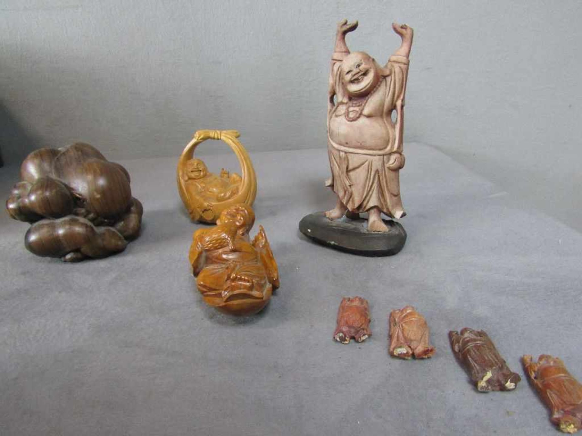 Konvolut von Skulpturen überwiegend Buddha Holzschnitzerein- - -20.00 % buyer's premium on the - Bild 2 aus 2