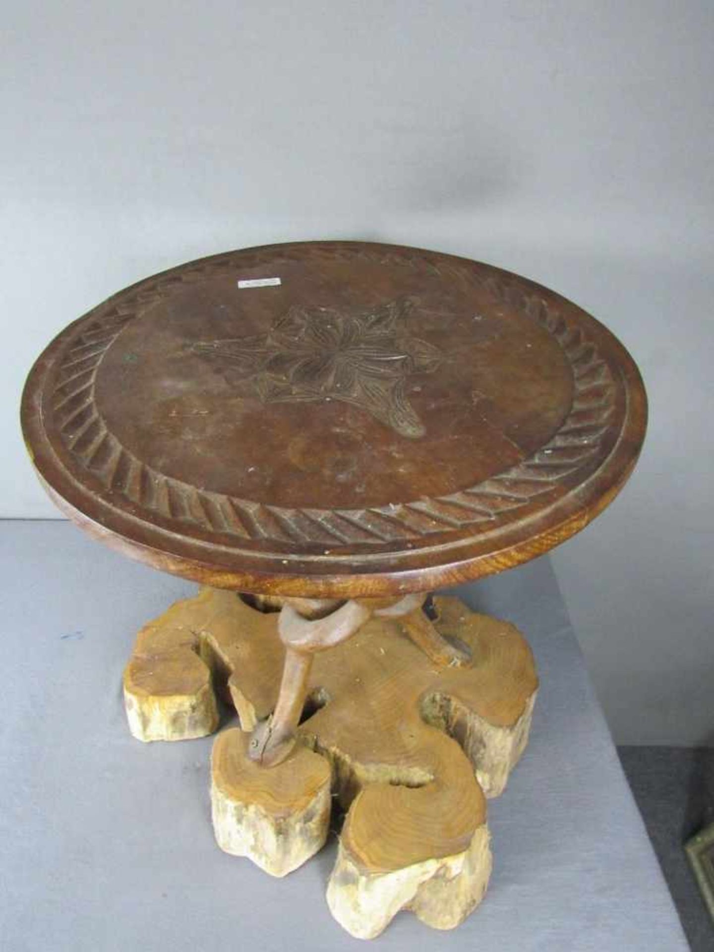 Antiker Tisch naturalistisch geschnitzte Platte steht auf Baumscheibe Kolonialstil 62cm Durchmesser-