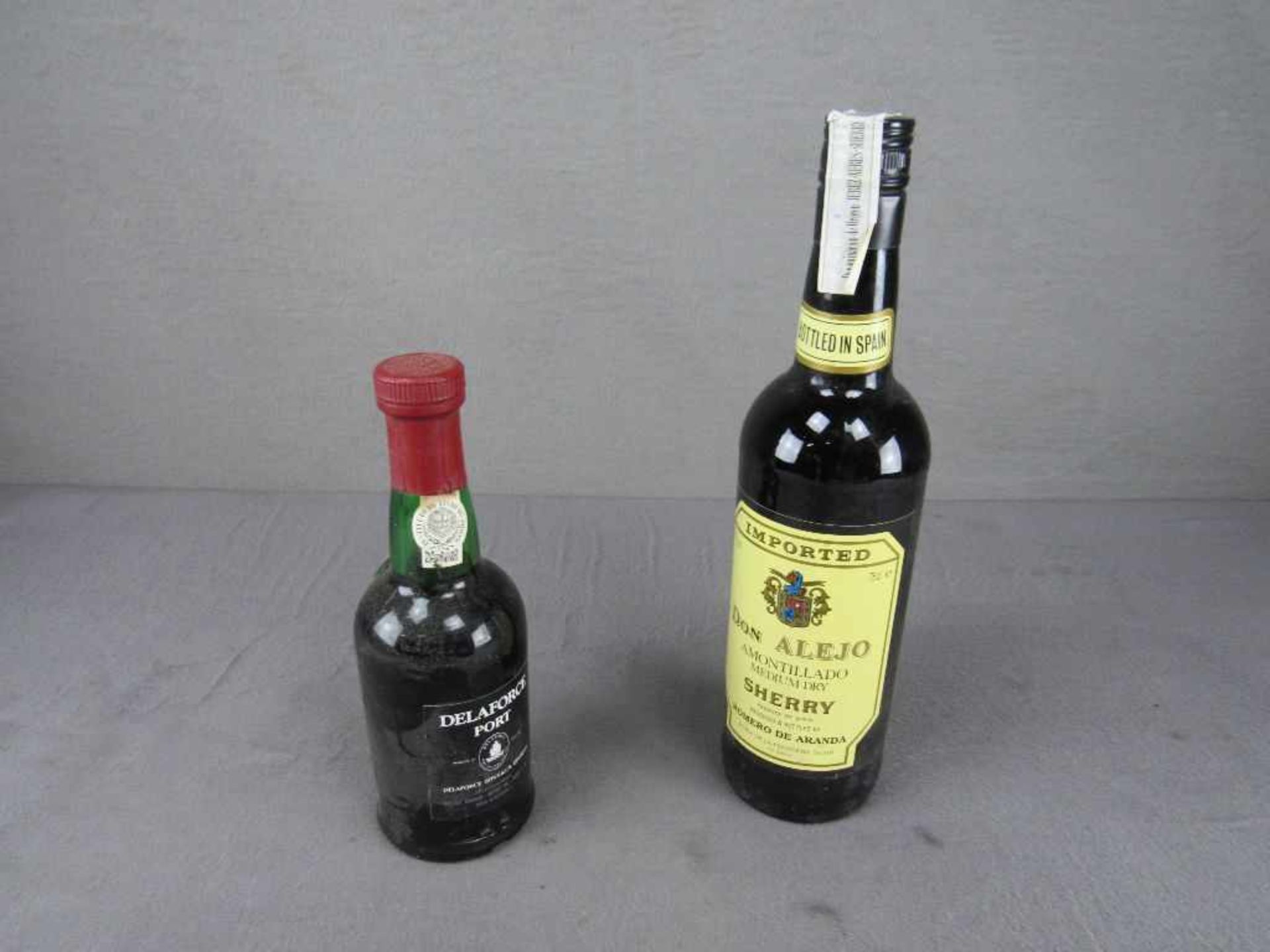 Zwei Flaschen Alkohol Sherry und Portwein- - -20.00 % buyer's premium on the hammer price19.00 % VAT