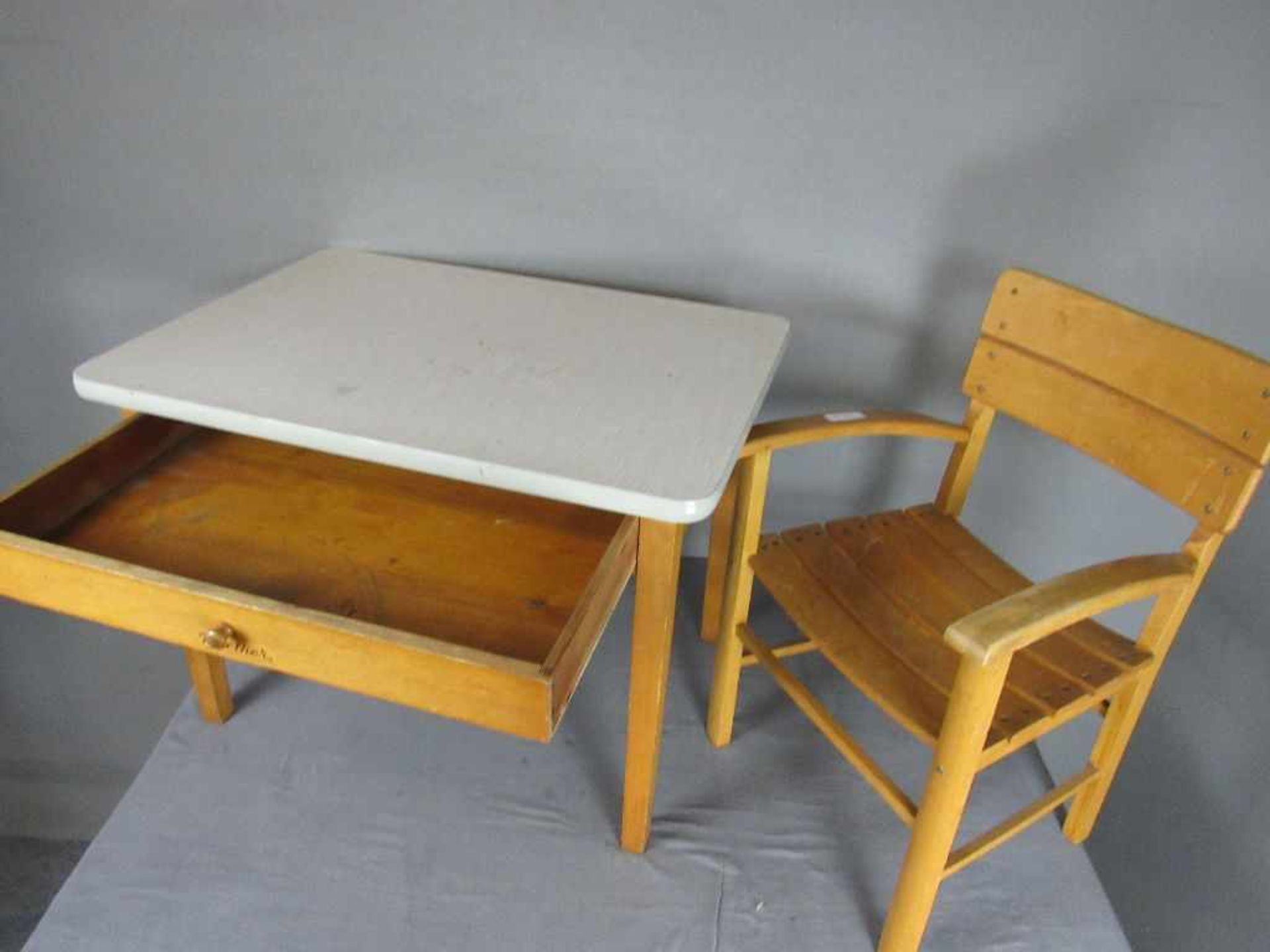 Art Deco Kindertisch und Kinder Armlehnenstuhl Tisch mit Schublade Stuhl rückseitig gemarkt- - -20. - Bild 2 aus 3