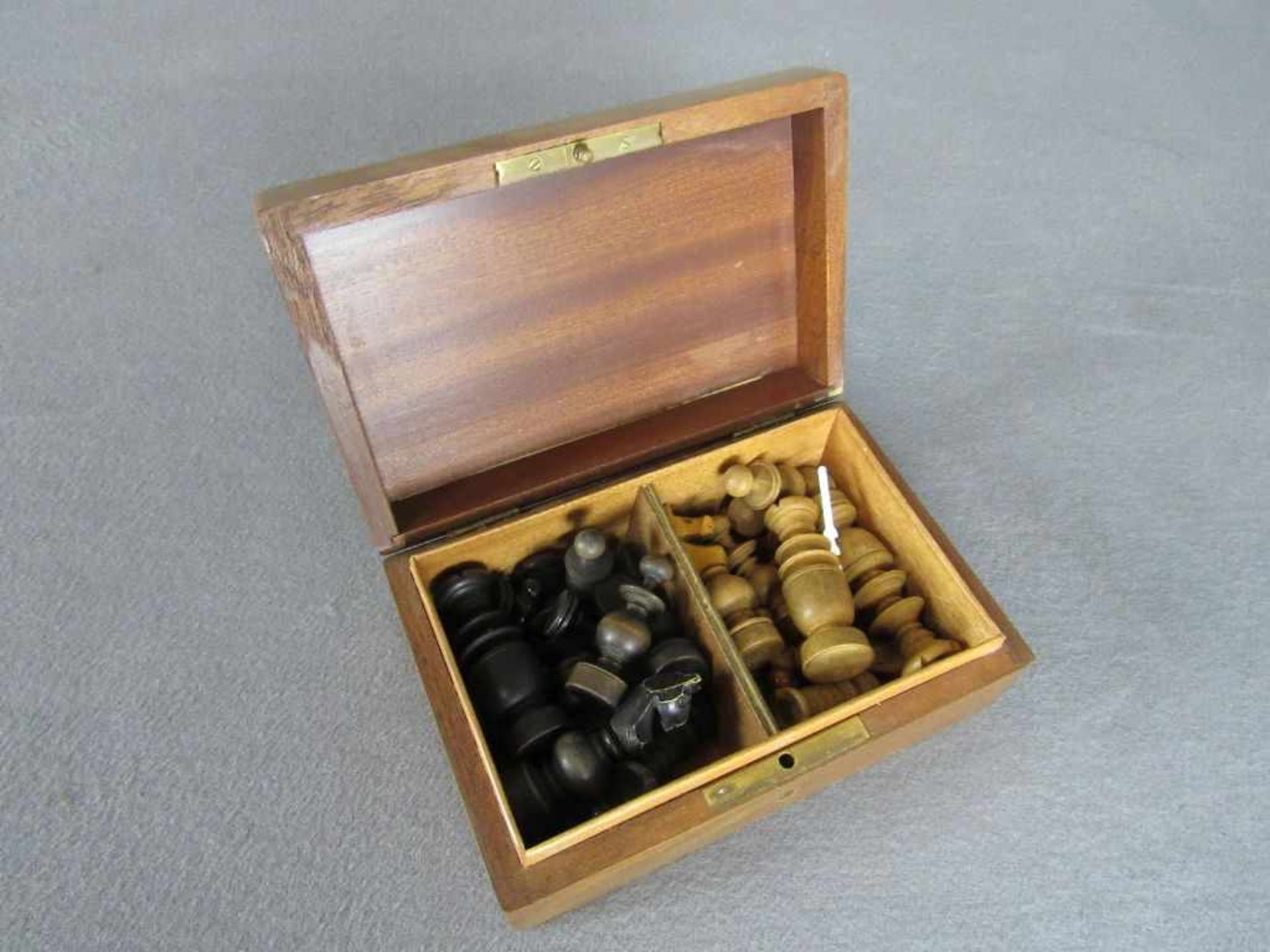Konvolut antike Schachfiguren in schöner Schatulle Schlüssel anbei- - -20.00 % buyer's premium on - Bild 2 aus 2