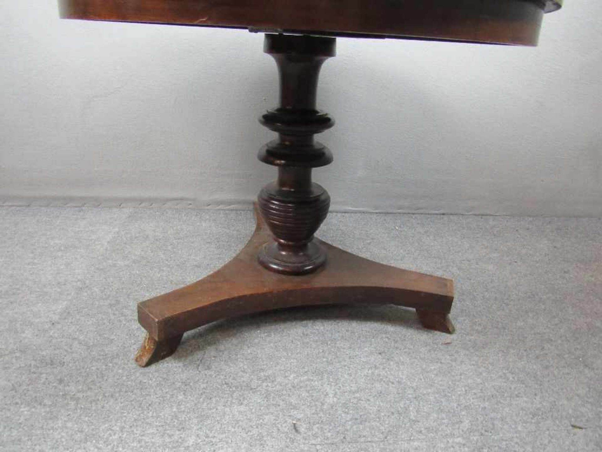 Kleiner Rauchtisch um 1900 drei Füße eine Säule ca.67cm Durchmesser- - -20.00 % buyer's premium on - Bild 3 aus 3