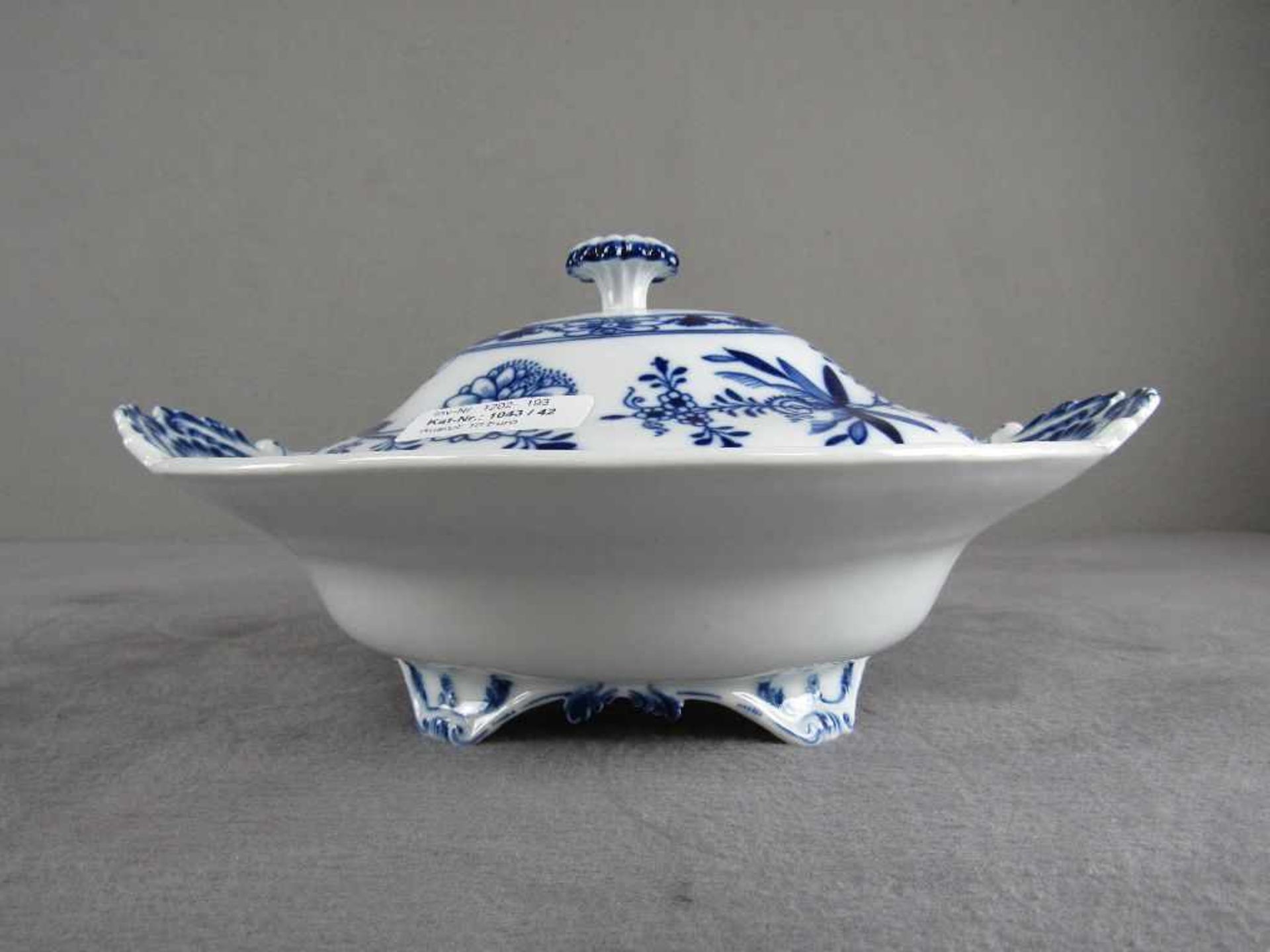 Deckelterriene Meissen Schwertermarke zweite Wahl 33x25cm- - -20.00 % buyer's premium on the - Image 2 of 5