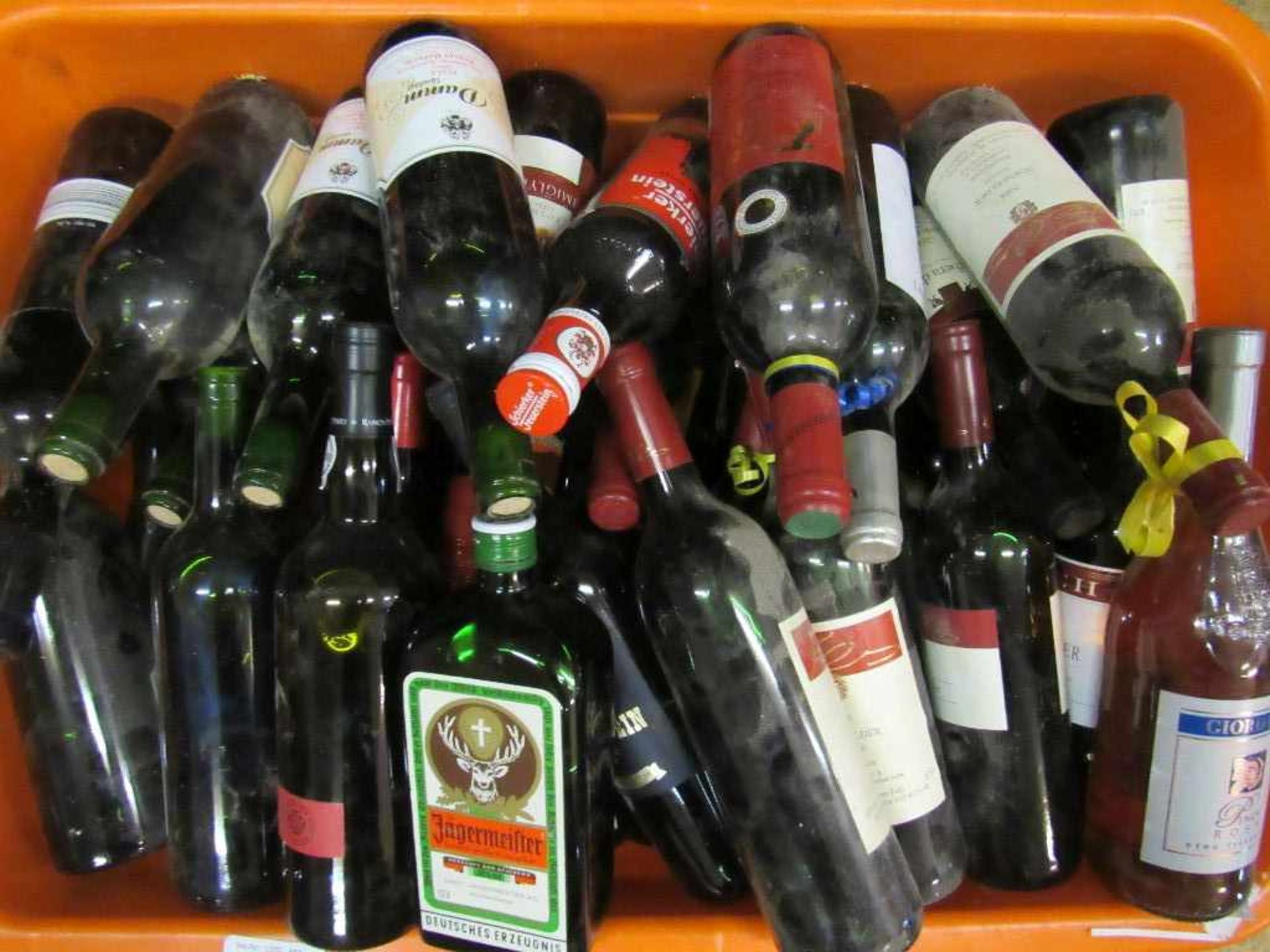 Riesiges Konvolut Alkoholika überwiegend Wein aber auch anderes anbei- - -20.00 % buyer's premium on