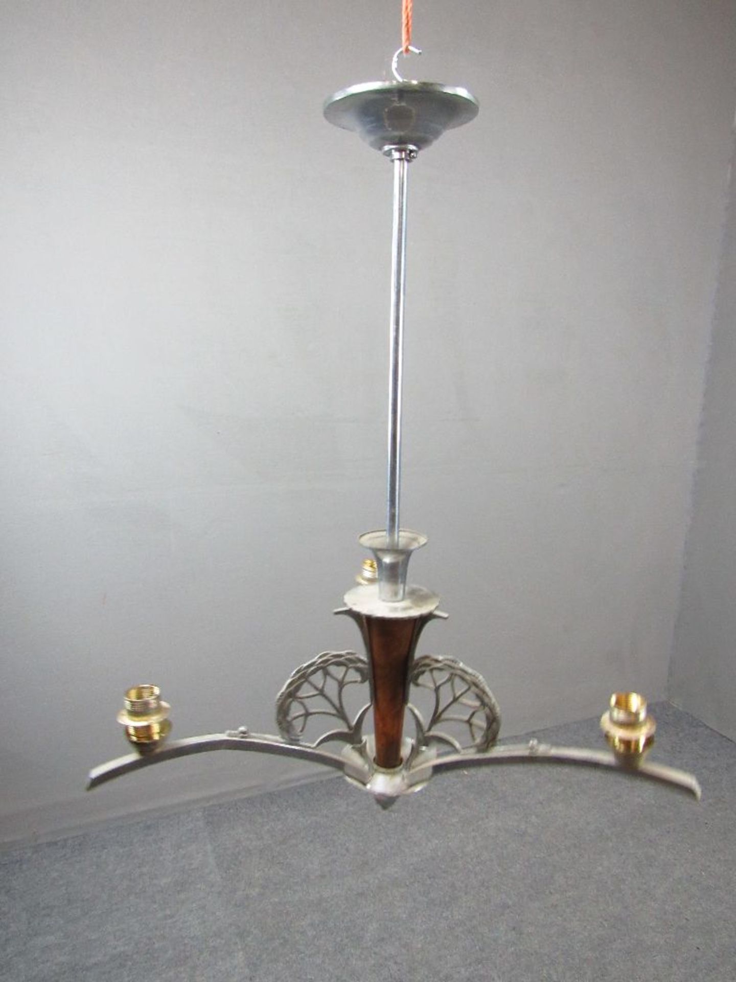Deckenlampe Jugendstil um 1920 Metall und Holz dreiflammig 68cm hoch- - -20.00 % buyer's premium