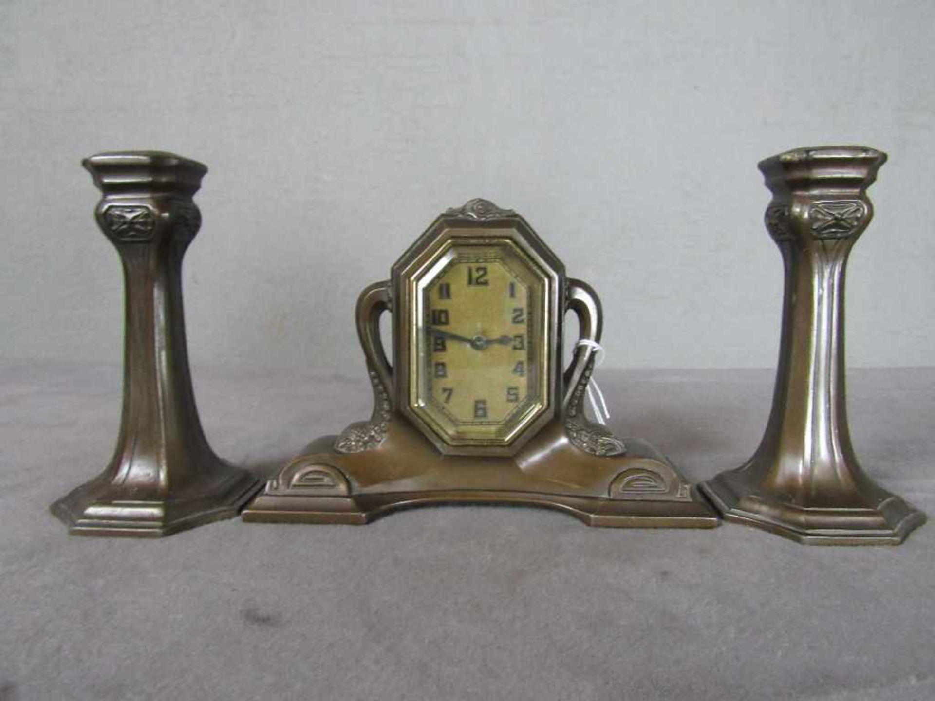 Kaminuhr mit zwei Beistellern mechanisch Jugendstil um 1900- - -20.00 % buyer's premium on the - Bild 3 aus 3