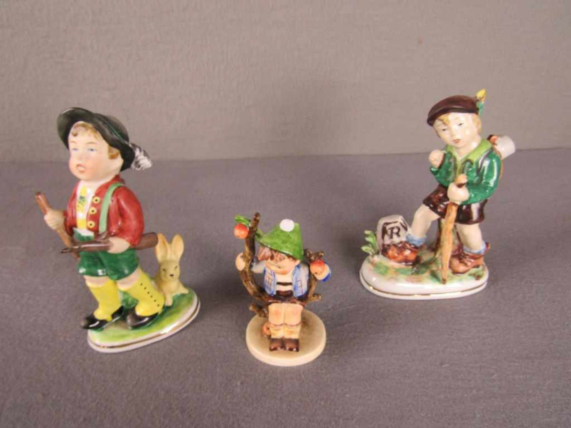 Konvolut drei Porzellanfiguren unter anderem Hummel Thüringen- - -20.00 % buyer's premium on the - Bild 2 aus 3